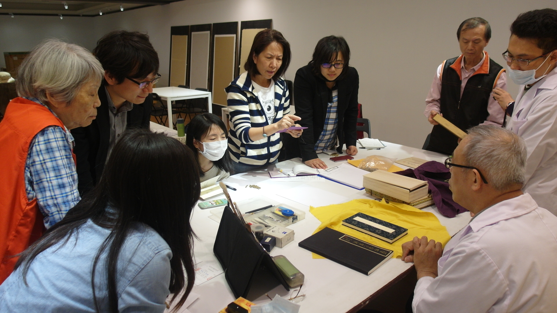 吳哲叡老師現場展示自己珍藏的書籍