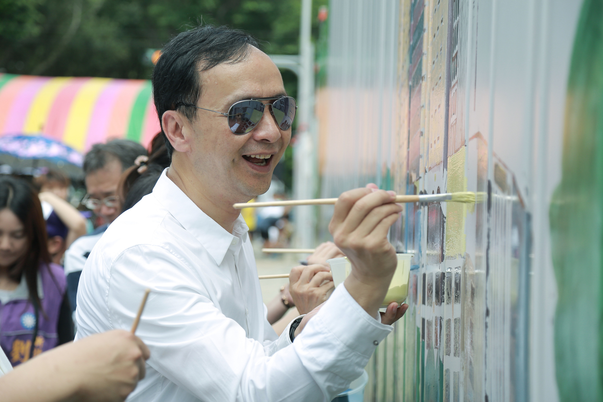 朱市長親手彩繪中山國小校舍改建工程圍籬
