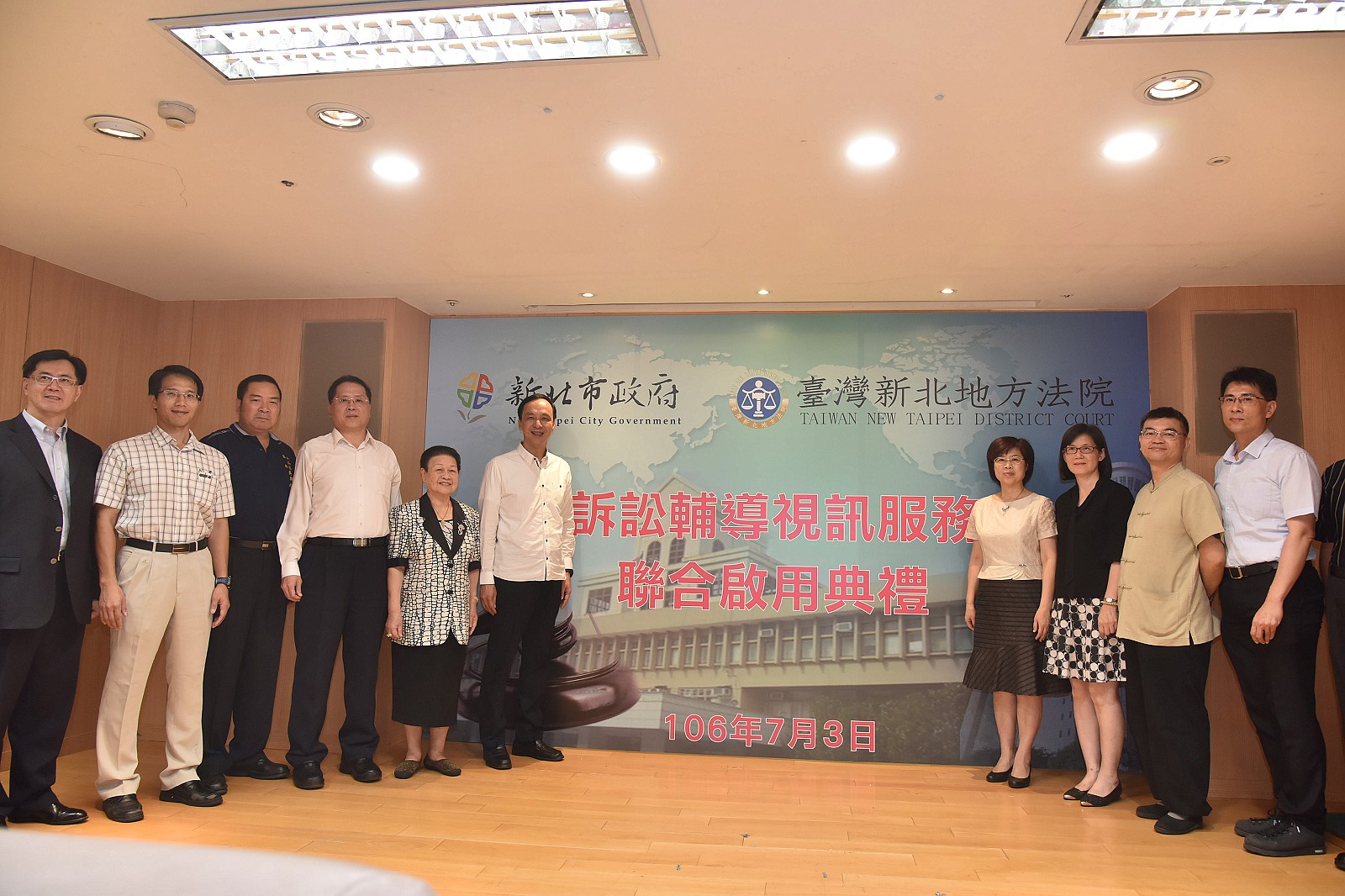 新北地方法院院長葉麗霞表示，地院利用調解委員會，能讓民眾就近及線上諮詢，並開發兩套系統，結合調解委員會原先的服務受理流程，可現場等候諮詢或事先預約，還設有「服務即時報」功能，讓現場排隊民眾知道現場諮詢人數，減少許多等待時間。