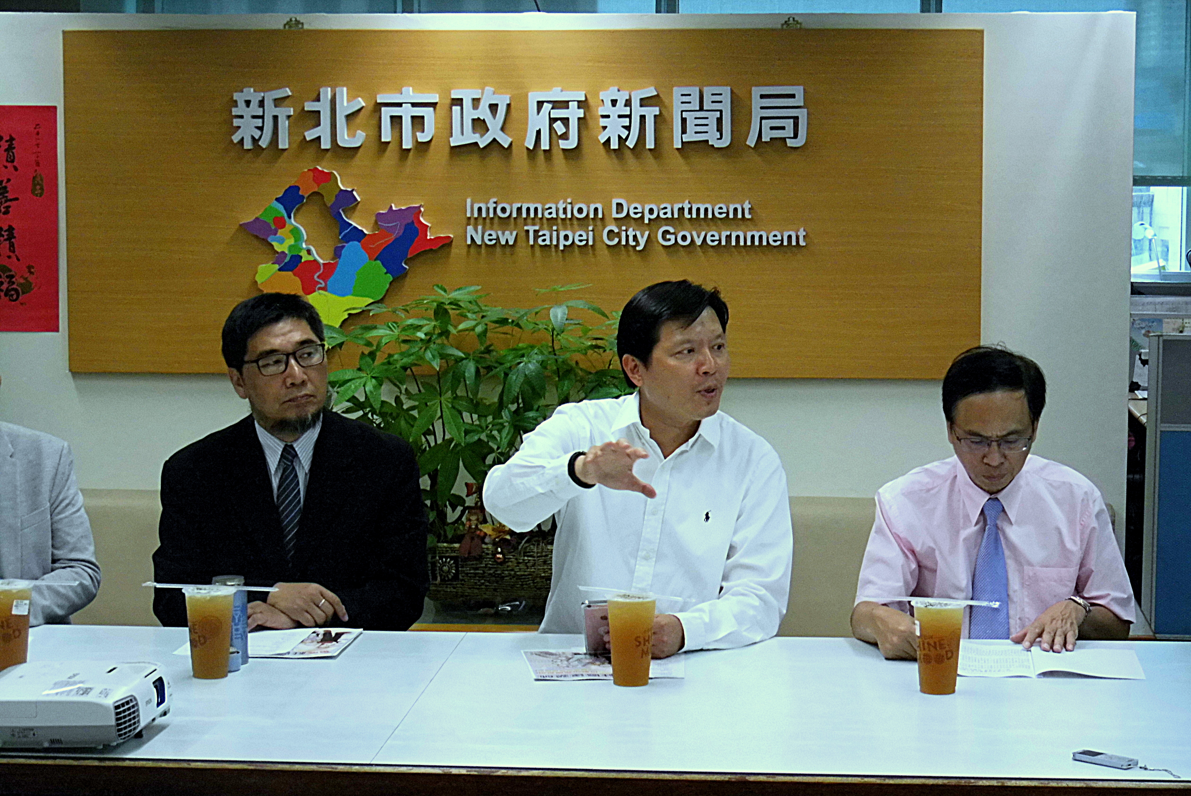 新北市工務局長朱惕之(中)主持社區建築師服務說明會