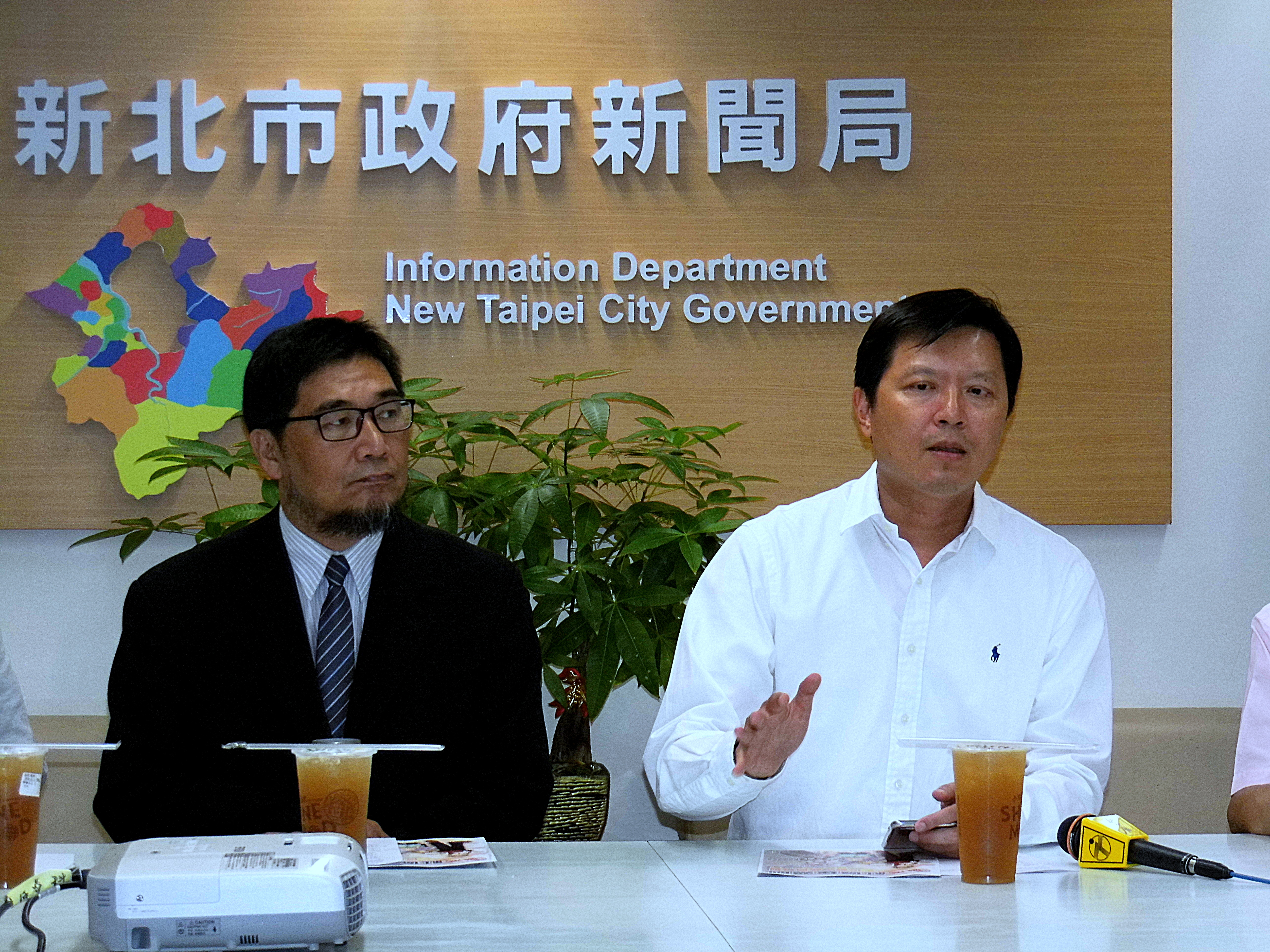 新北市工務局長朱惕之(右)與新北市建築師公會理事長鄭宜平(左)說明社區建築師推動原由