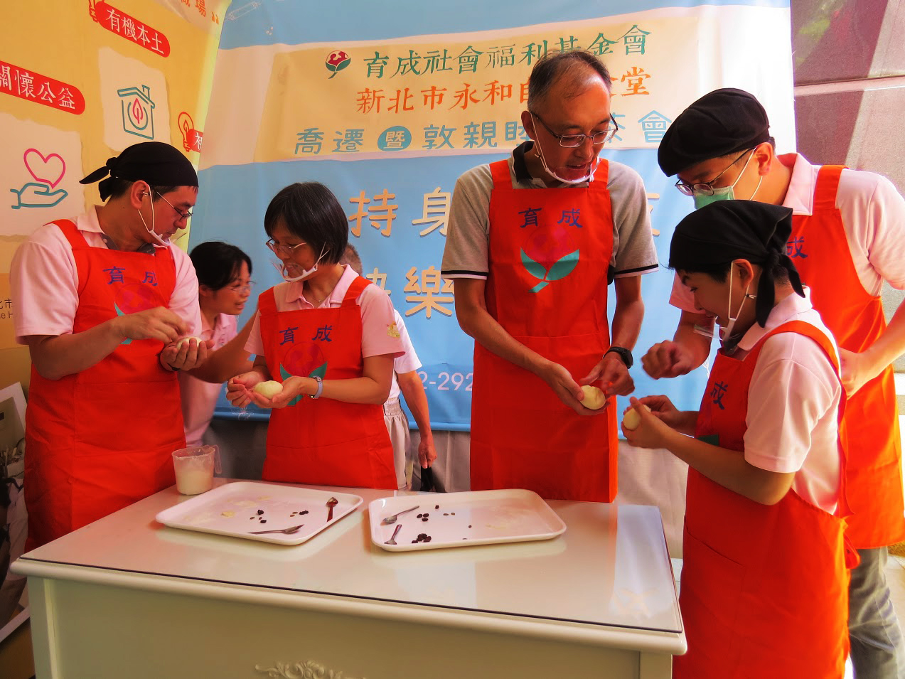 庇護員工指導謝政達和劉貞鳳做包子