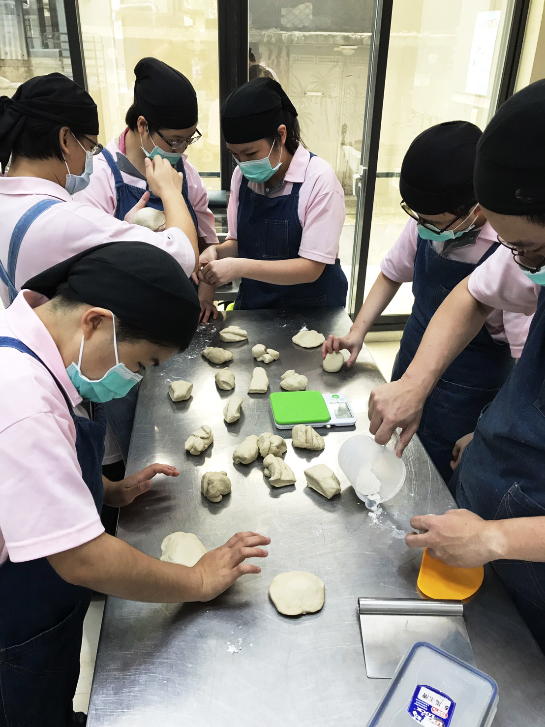 自然食堂庇護員工認真學習製作