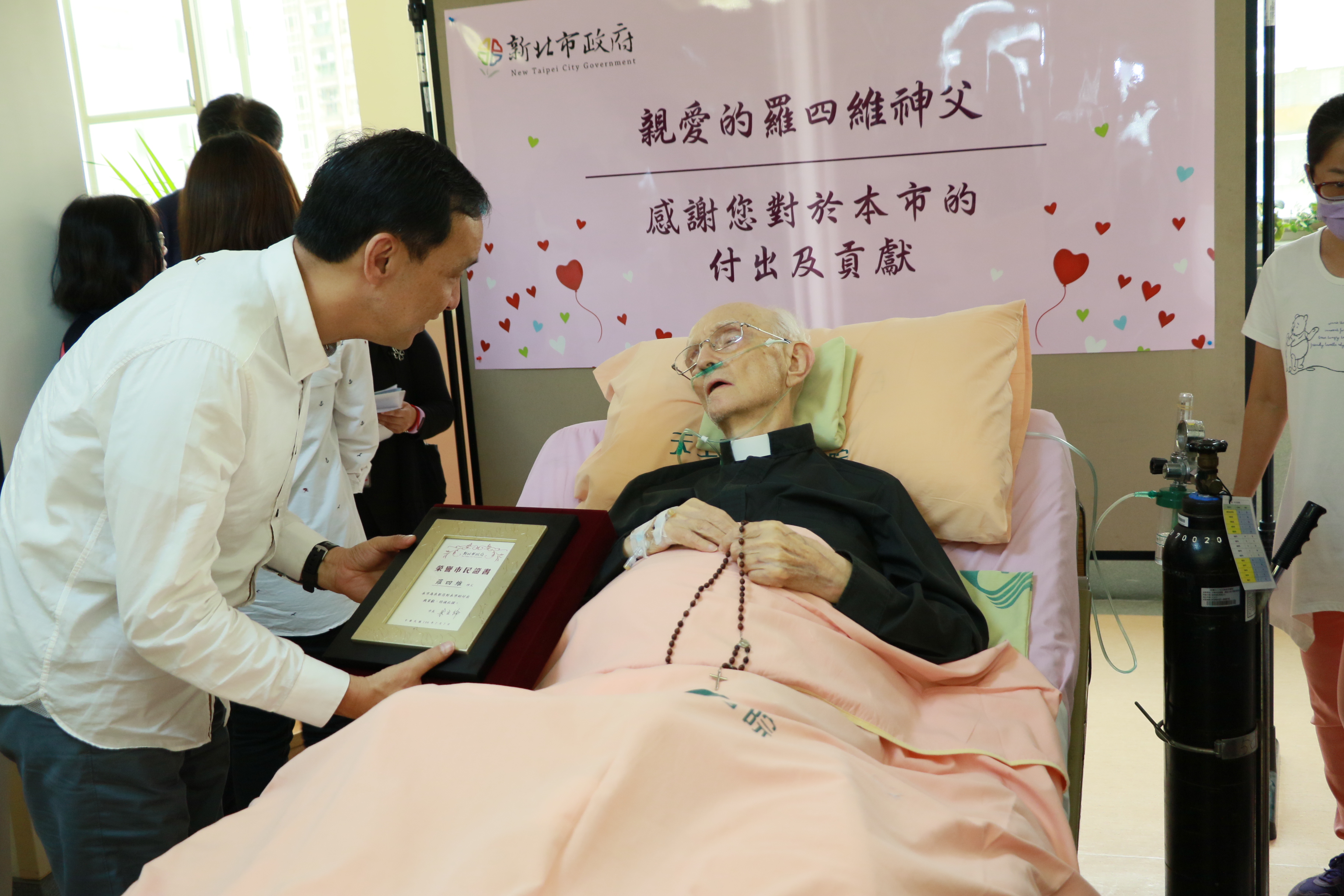朱立倫致贈榮譽市民證給羅四維神父  以表彰他的貢獻