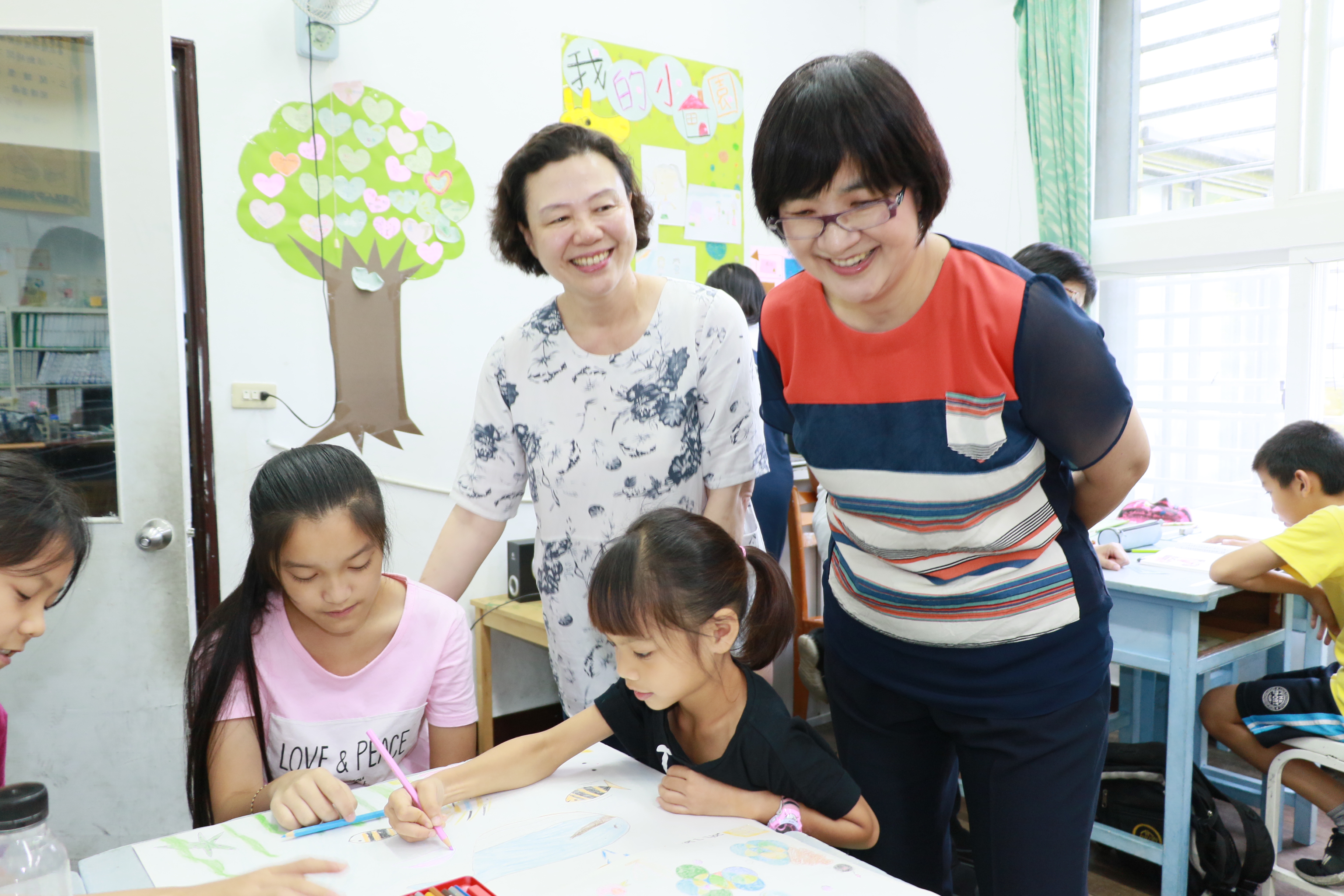 羅素如老師〈左〉在三芝的孩子秘密基地  社會局委託照顧弱勢兒少生活及課後輔導