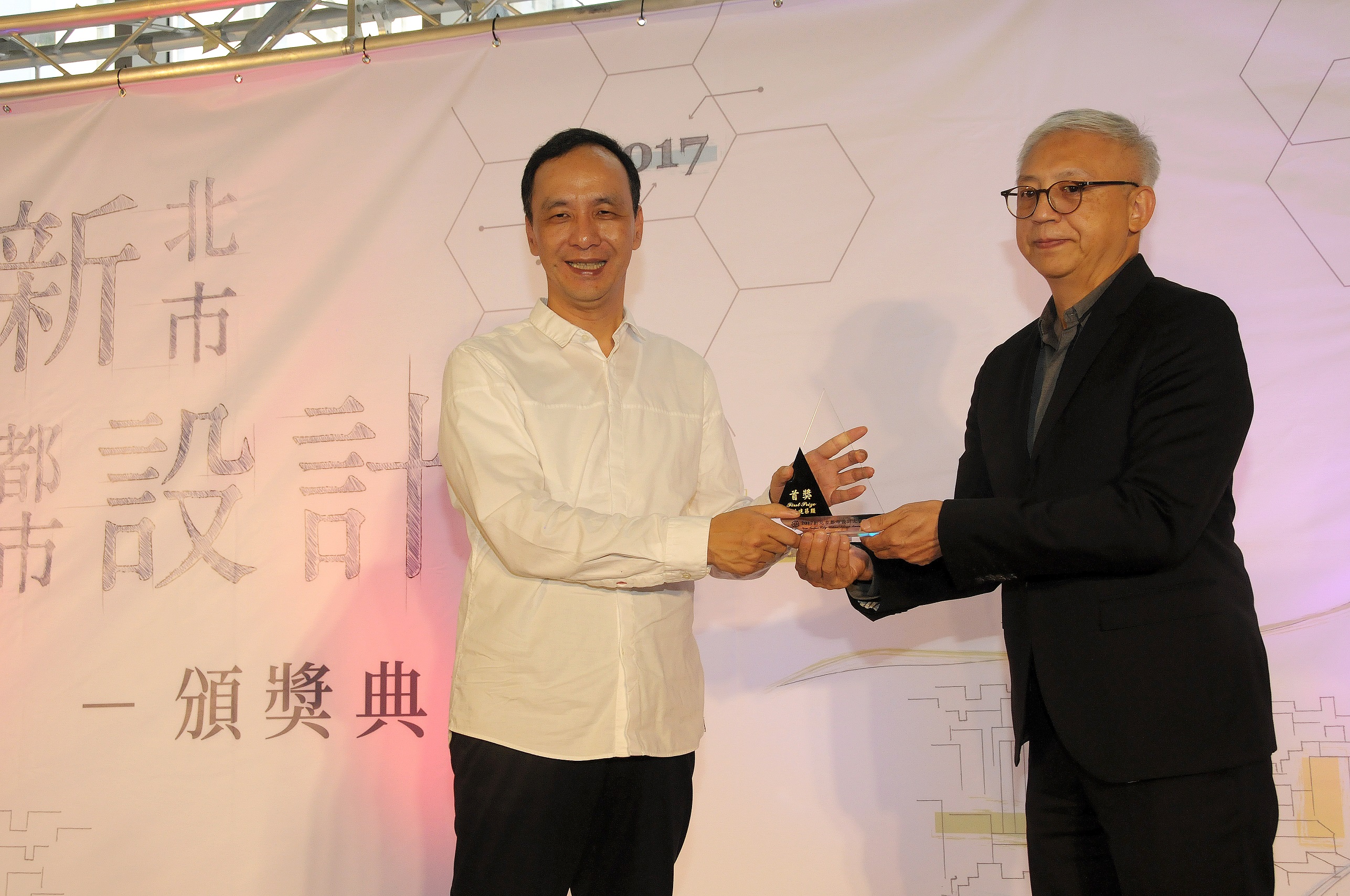 市長與境向聯合建築師事務所合照