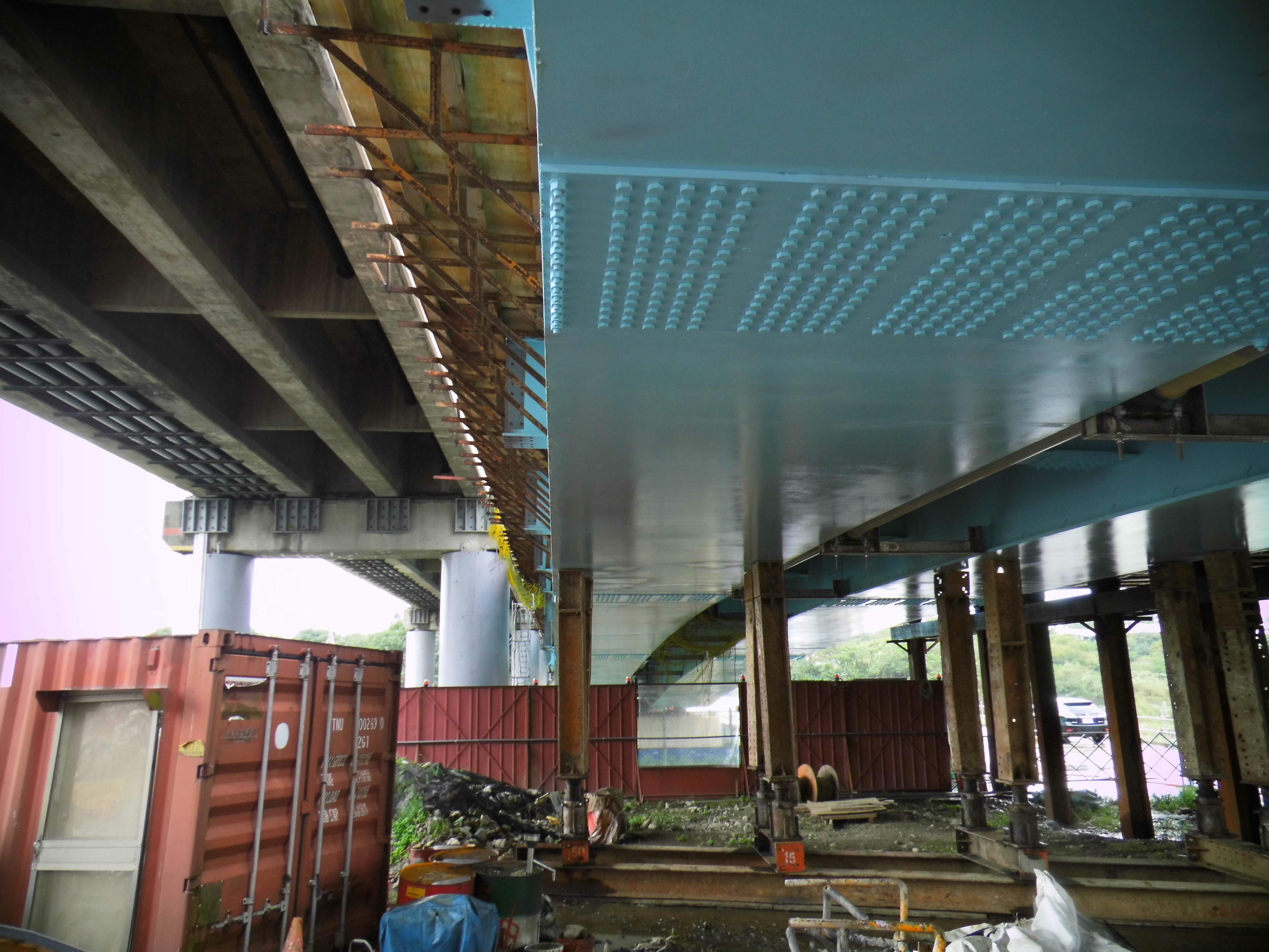 即將拆除的舊橋(左)與新建橋梁(右)
