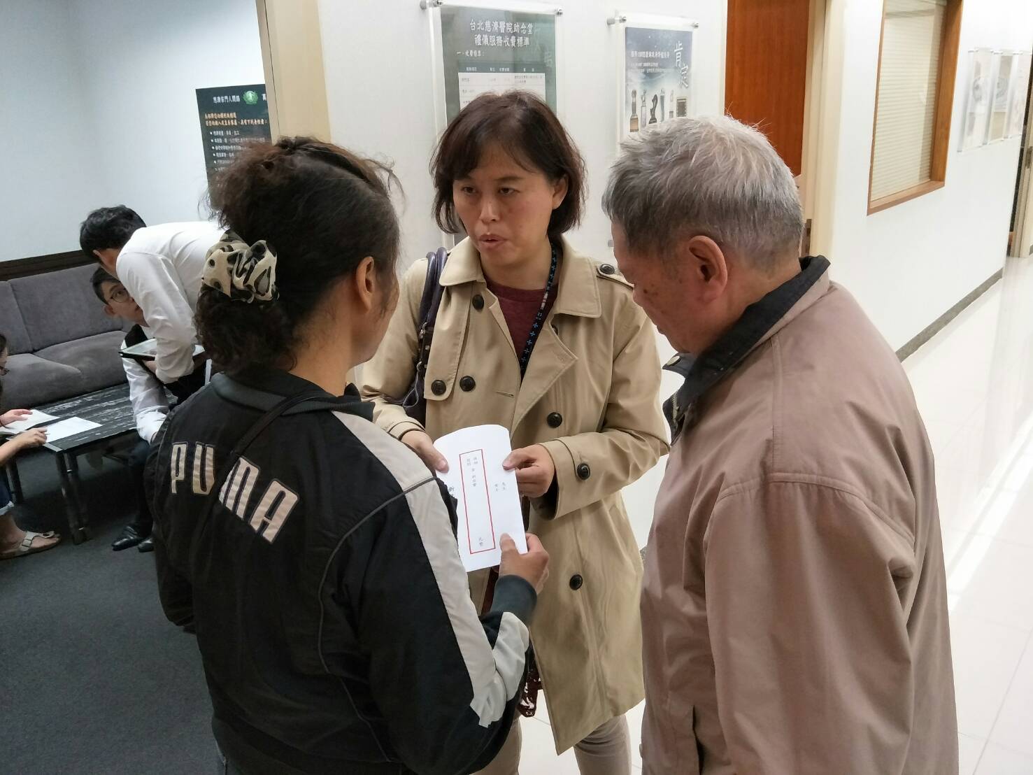 社會局社工科長劉文湘〈中〉先致贈慰問金給柯姓家屬