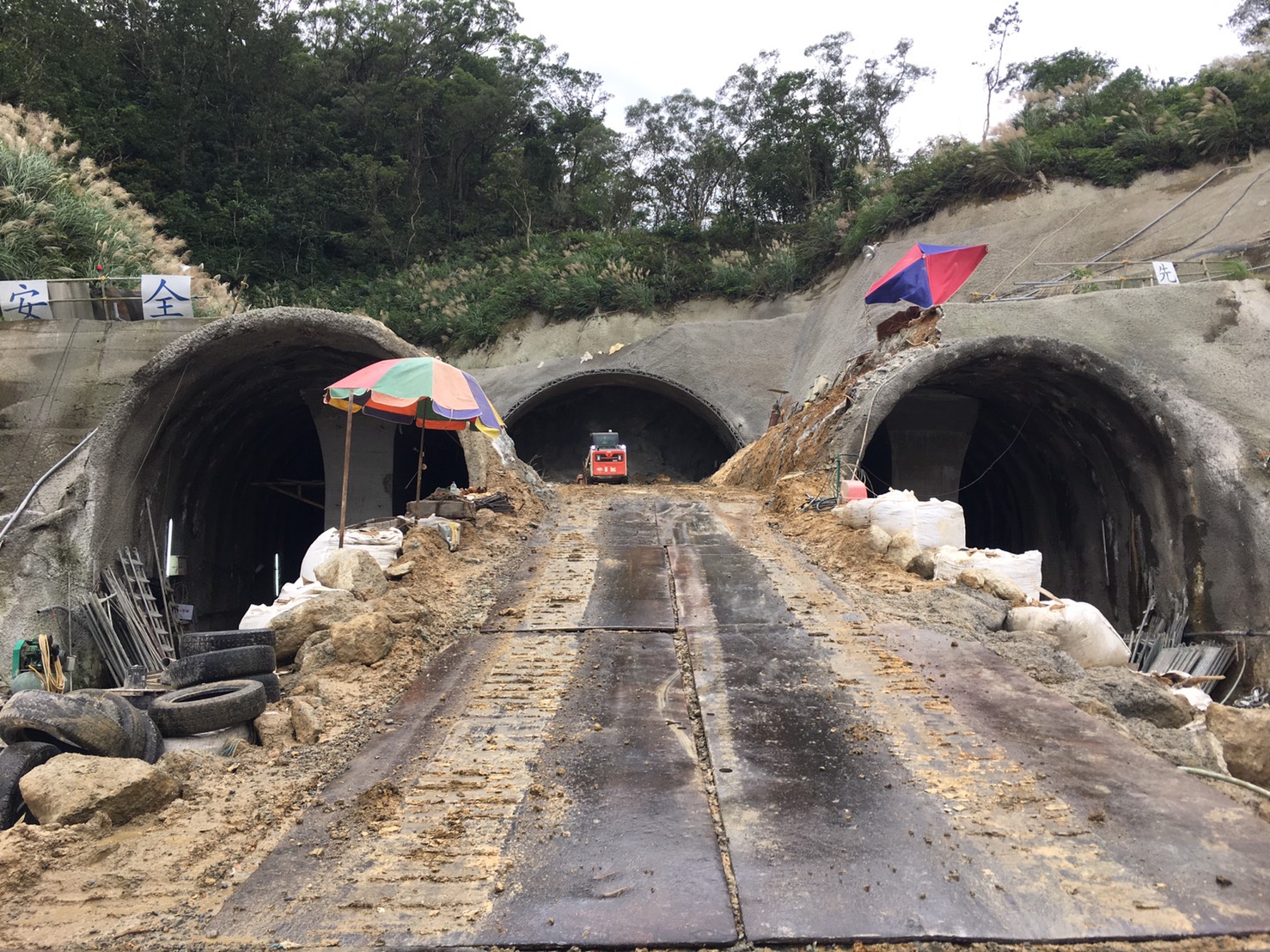 安一路三孔隧道施工現況.jpg