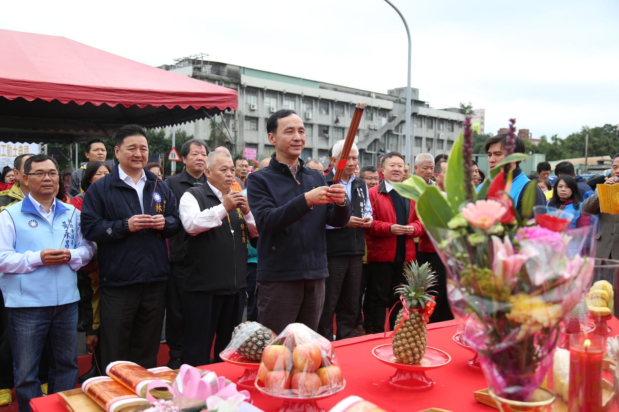 新北市府開全國之先，由全民參與式預算興建5座市民活動中心，今(6)日由市長朱立倫主持首座大安市民活動中心開工動土儀式。圖為祝禱祭拜