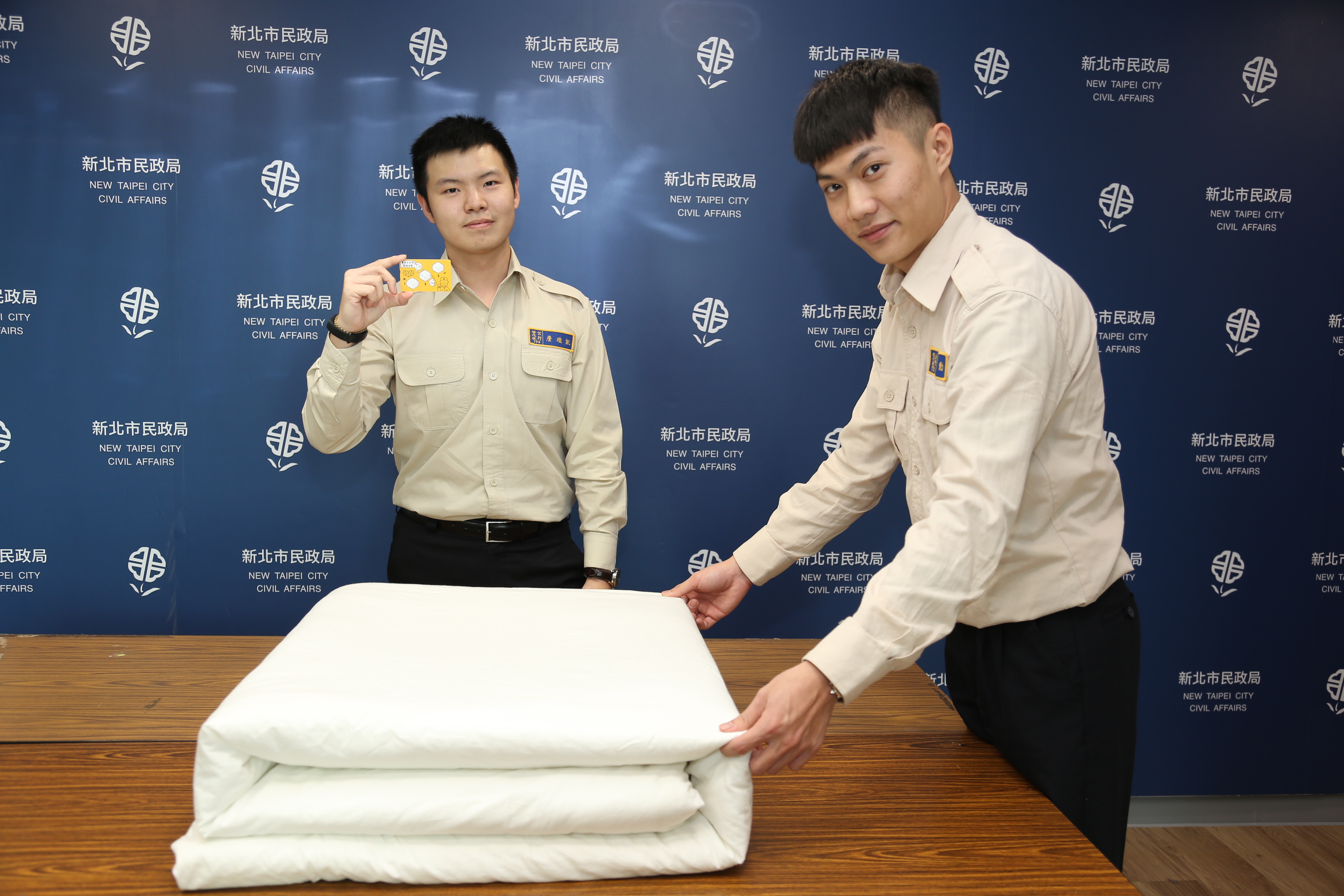 新北市民政局創意發想，在新的一年發送給新兵入營使用的電話卡，以「摺被神器」為主題搞怪kuso，透過幽默方式教導新兵菜鳥以電話卡壓整出長官要求的「豆腐乾棉被」