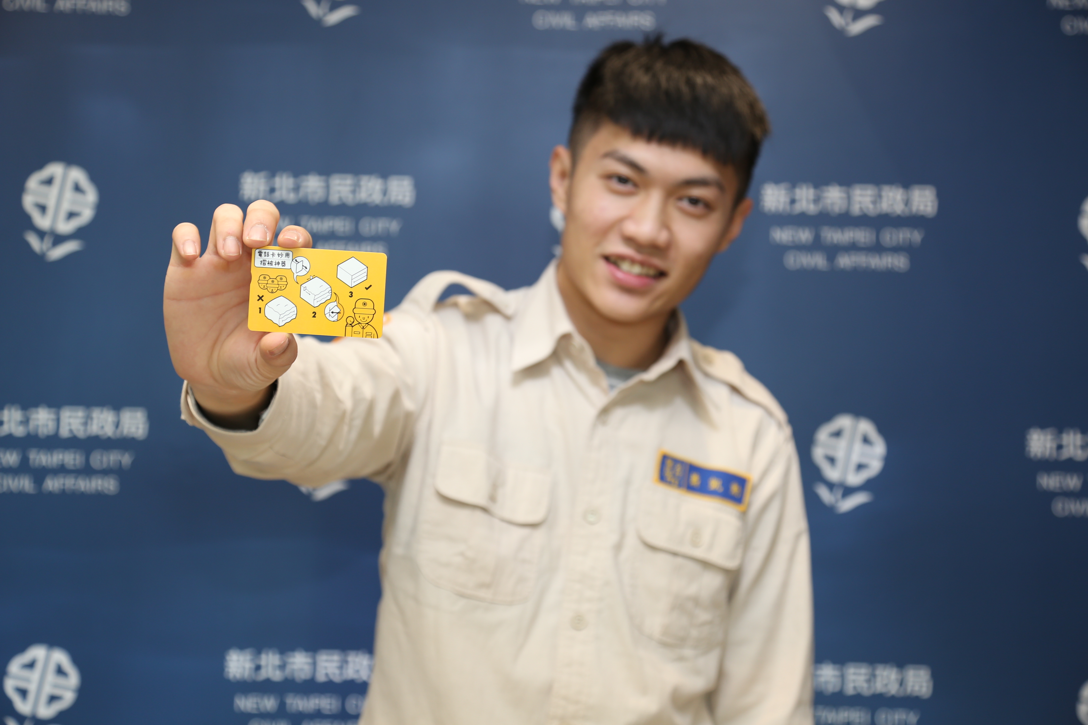 全新設計圖案以菜鳥新兵突發奇想用電話卡刮平棉被表面，還塞入棉被折角間壓整出完美直角，簡單諧趣的3步驟讓人看了不禁會心一笑