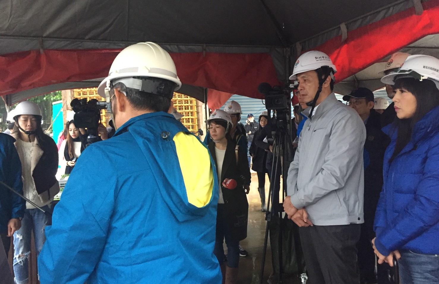 市長及蔡淑君議員聆聽興建工程簡報