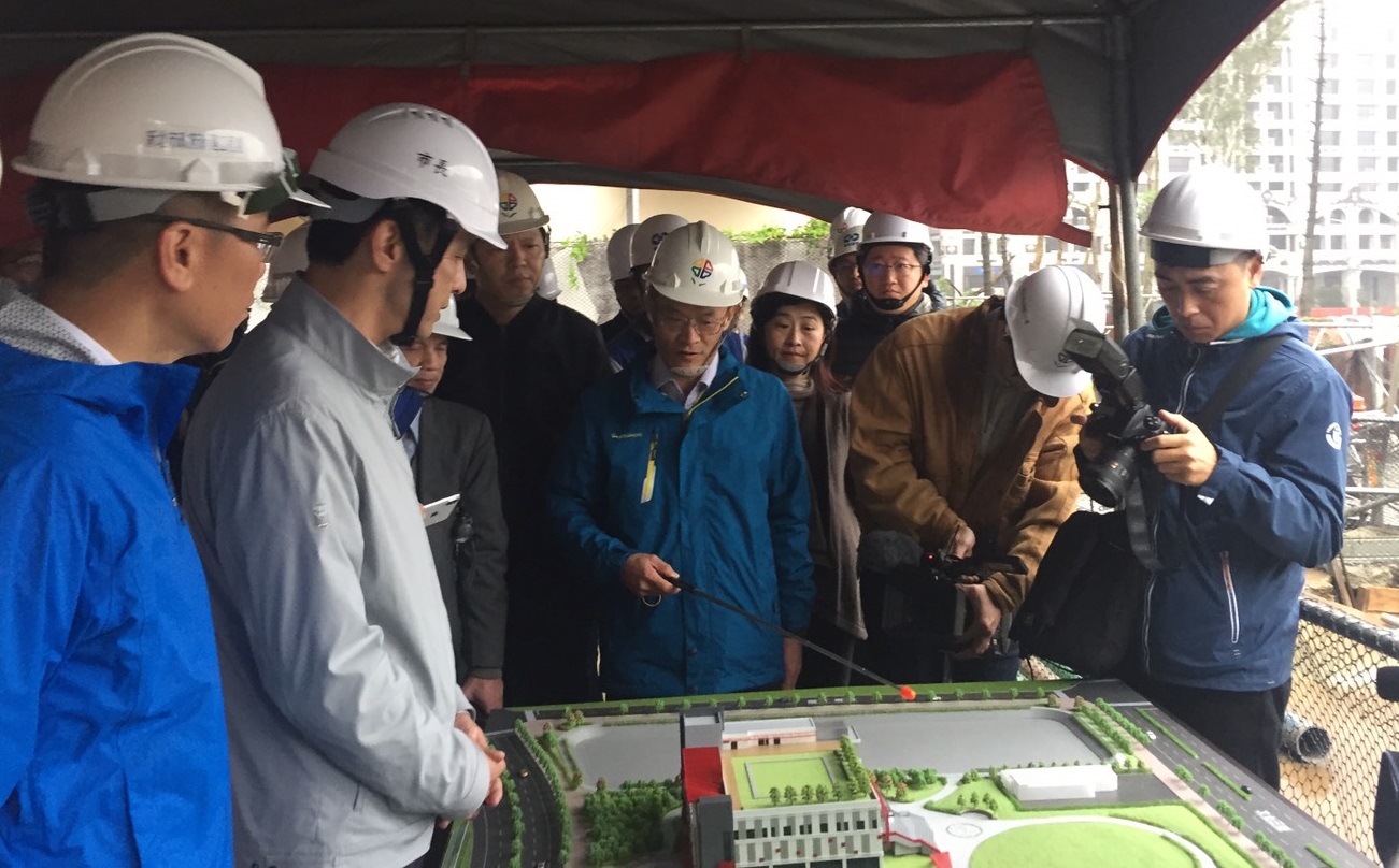 市長聆聽新工處長說明林口運動中心基地規劃