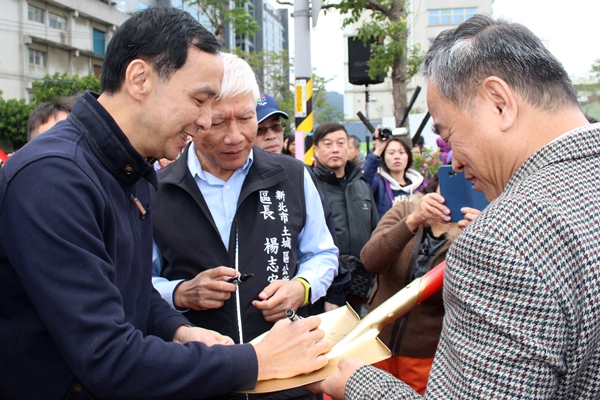 朱市長簽名金鏟子，祝福民眾好「孕」連連