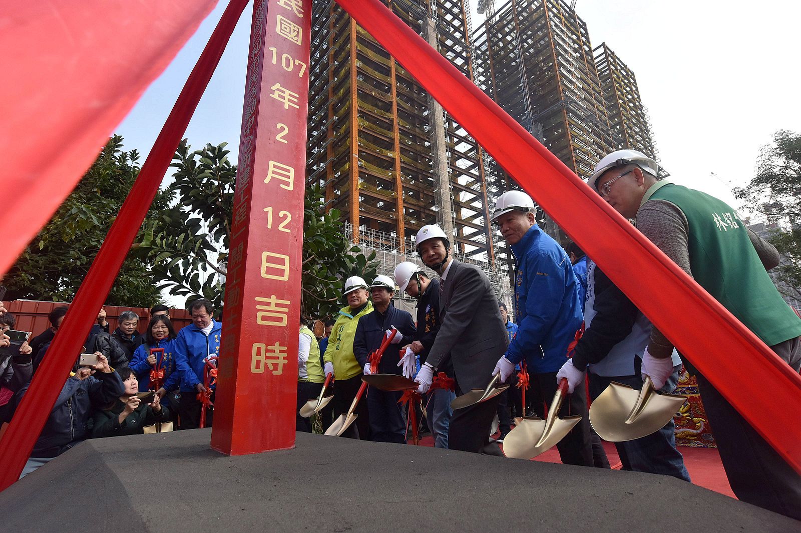 朱立倫為土城區日和市民活動中心進行開工動土儀式