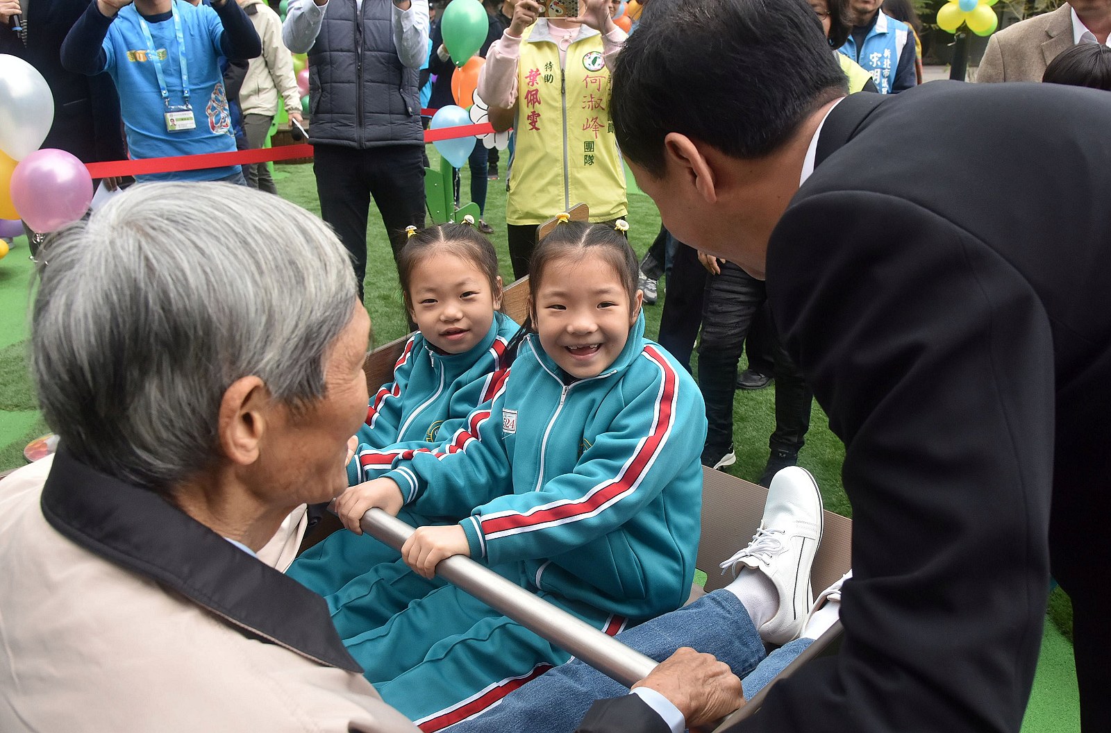 教育局：不僅上課期間提供學生遊玩，假日校園開放時段也提供民眾帶著小孩同樂。