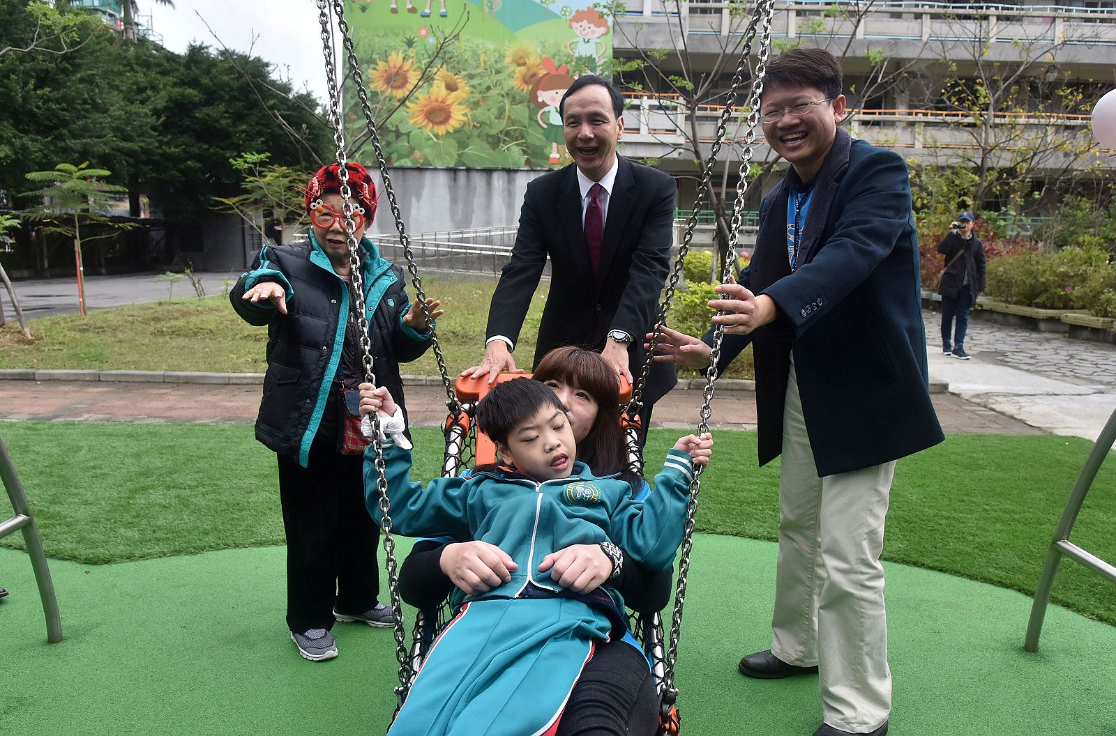 看到特教生與一般生一同體驗共融式遊具，朱市長特別開心。