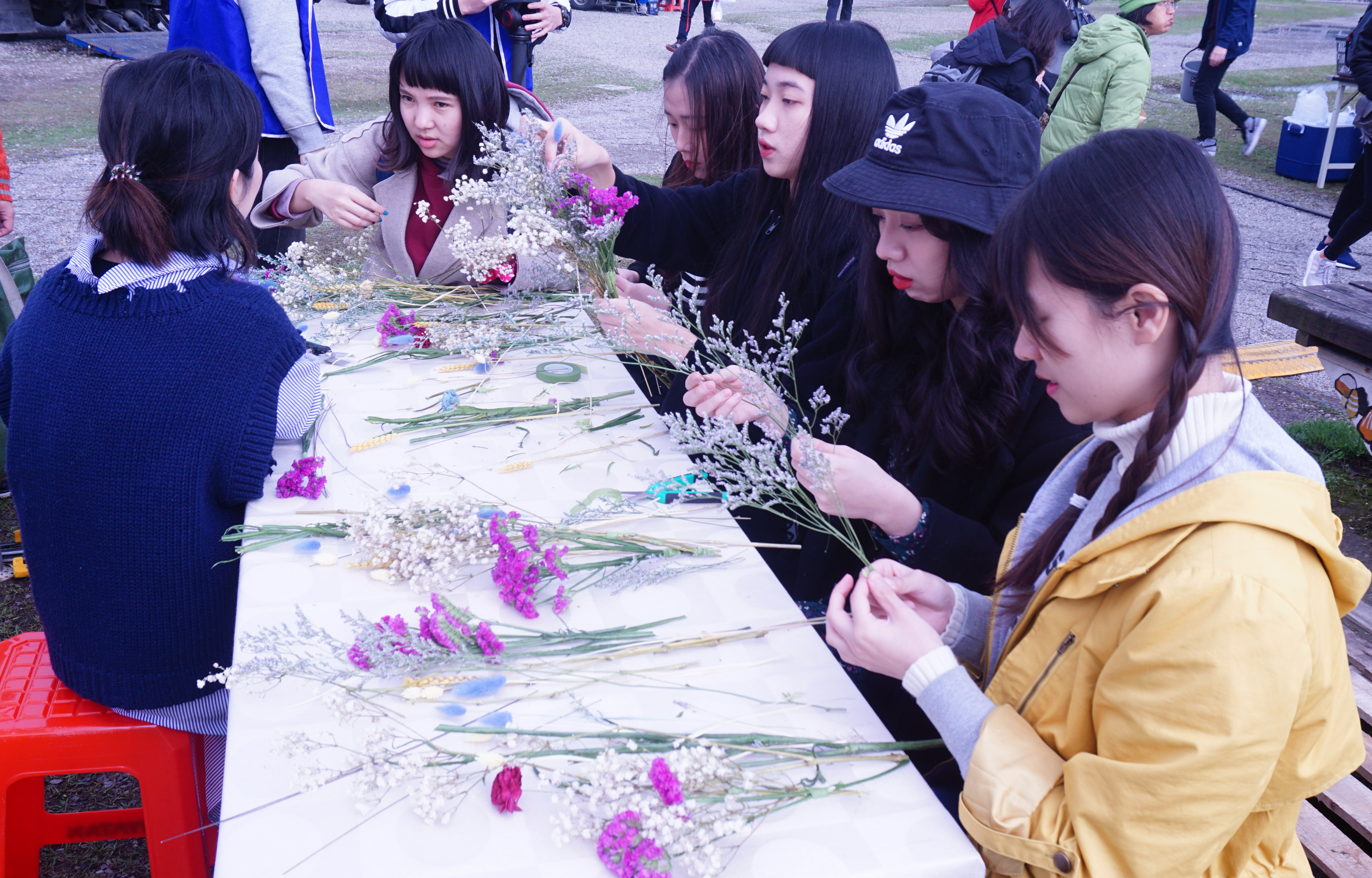 到市集消費滿額即可體驗流行乾燥花束DIY