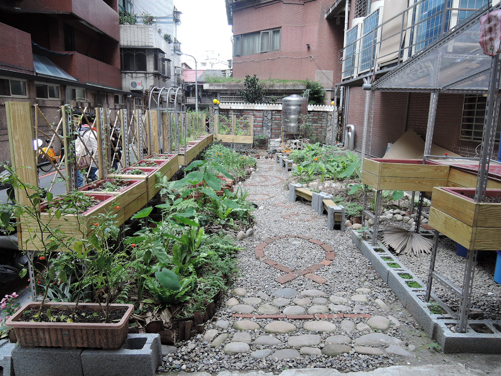 永和社區大學將永和大新里的閒置公有地活化 成為最大心的綠地