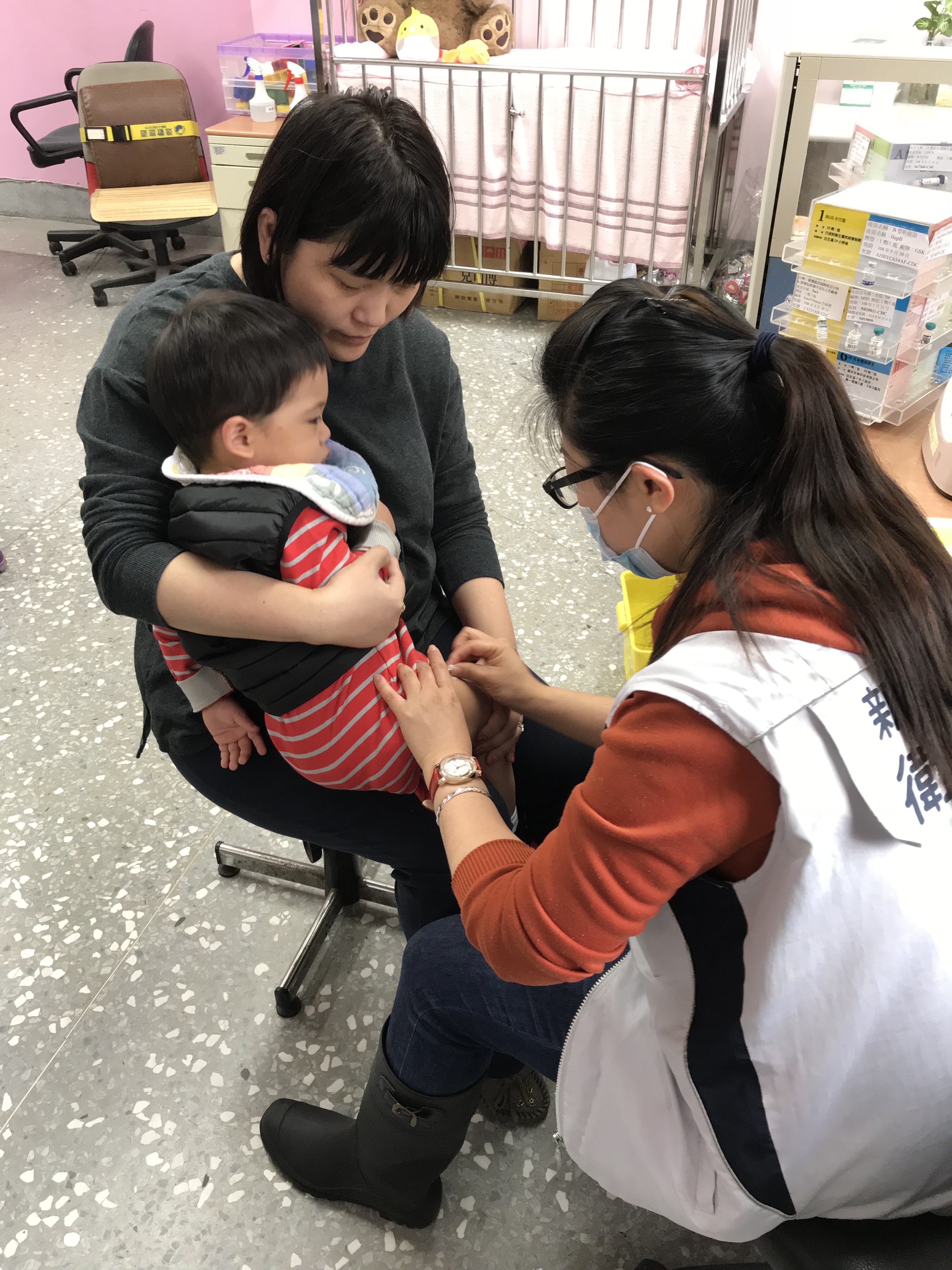 3歲以下幼童需接種15劑常規疫苗，新北市創全國之先推出「幼童疫苗催注關懷計畫」，祈使每位國家幼苗都能平安成長1