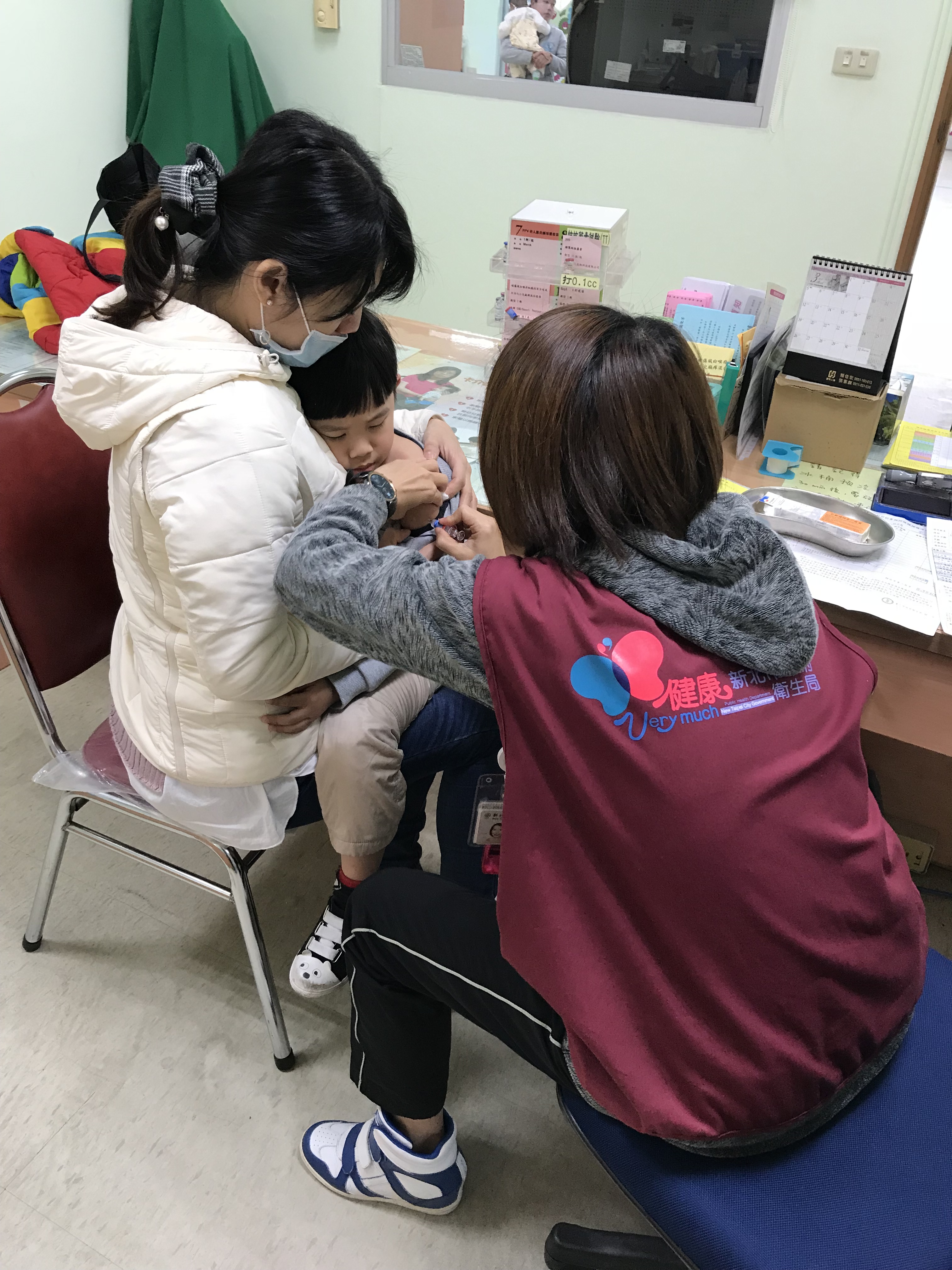 3歲以下幼童需接種15劑常規疫苗，新北市創全國之先推出「幼童疫苗催注關懷計畫」，祈使每位國家幼苗都能平安成長2