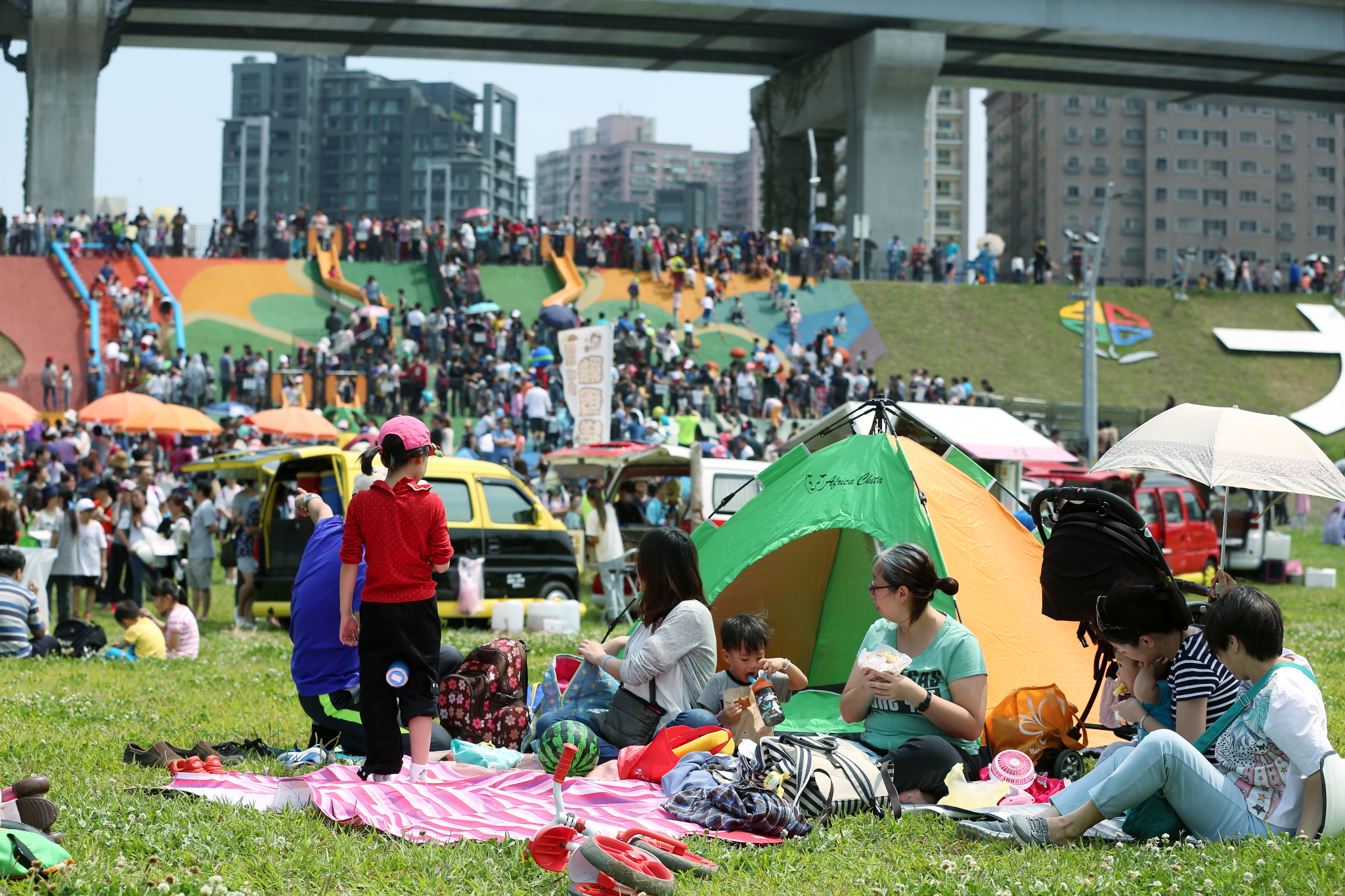 大臺北都會公園全新特色遊戲空間，以共融性遊具概念打造多樣性設施及玩具，歡迎市民多多走出戶外親近大自然