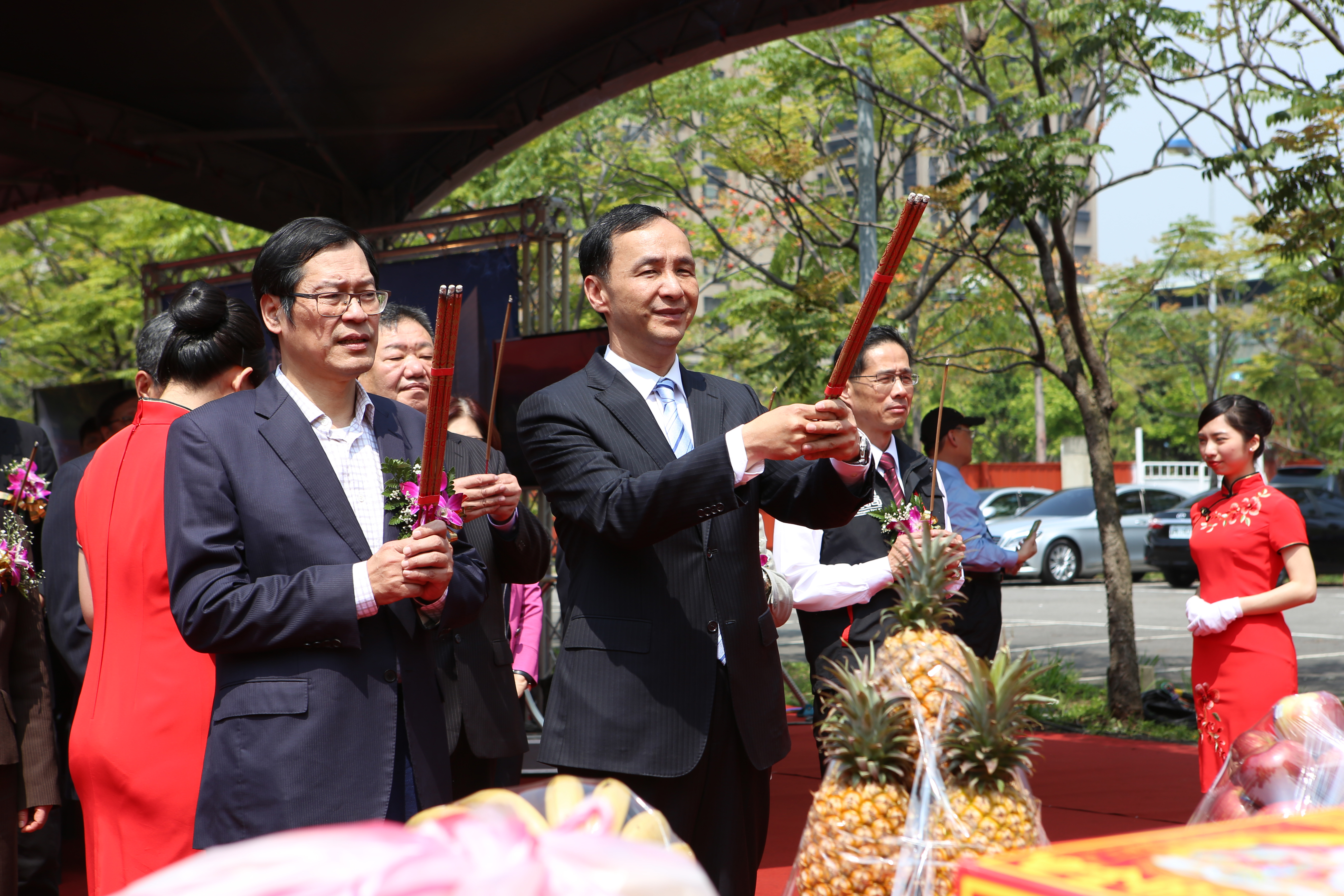 「新莊國際創新園區暨停車場興建營運移轉案」於今(2)日舉行動土典禮，新北市長朱立倫(前排左2)、宏匯集團董事長許崑泰(前排左1)等貴賓共同蒞臨開工現場祈福
