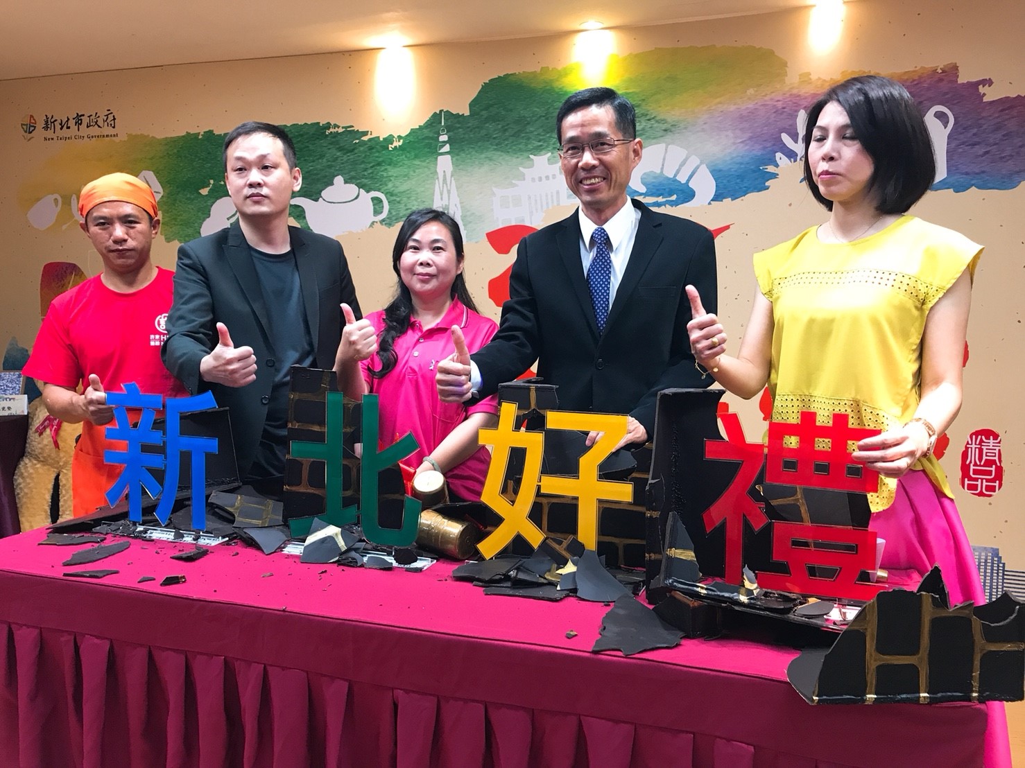 經發局局長張峯源(右2)舉行啟動儀式敲響好禮金磚2018新北好禮徵選開跑!