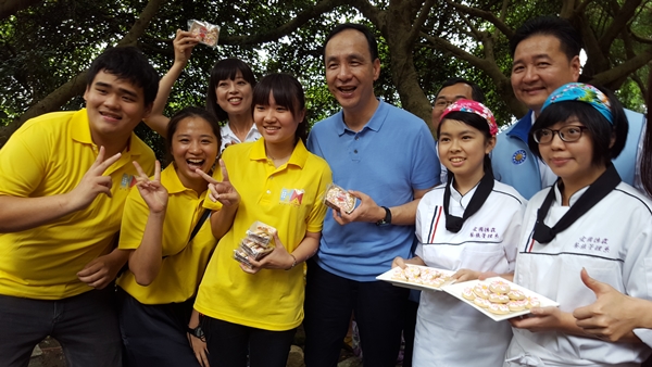 市長朱立倫與宏國德霖科技大學餐旅管理系學生合影