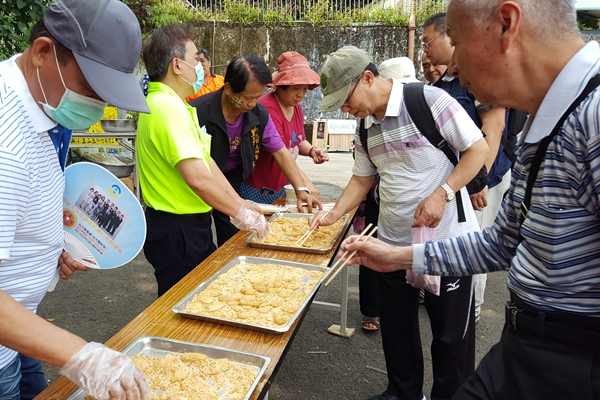 現場相當有人氣的客家傳統美食麻糬更是大排長龍，大小朋友一口接一口，邊吃邊說讚