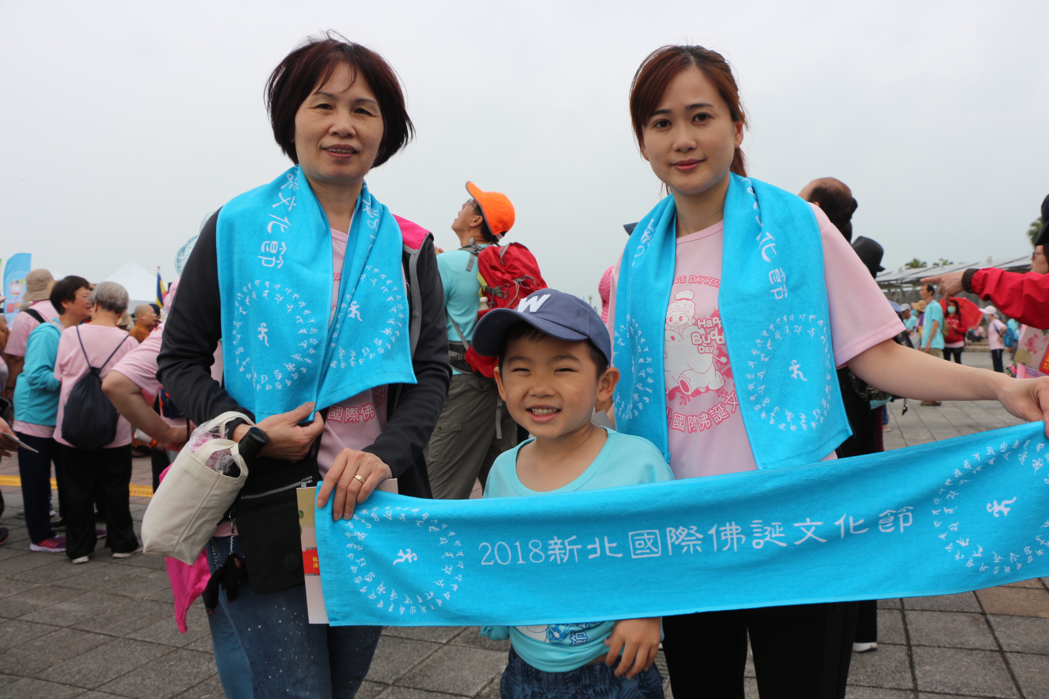 民眾參加親子健行獲得限量潮T與佛誕毛巾