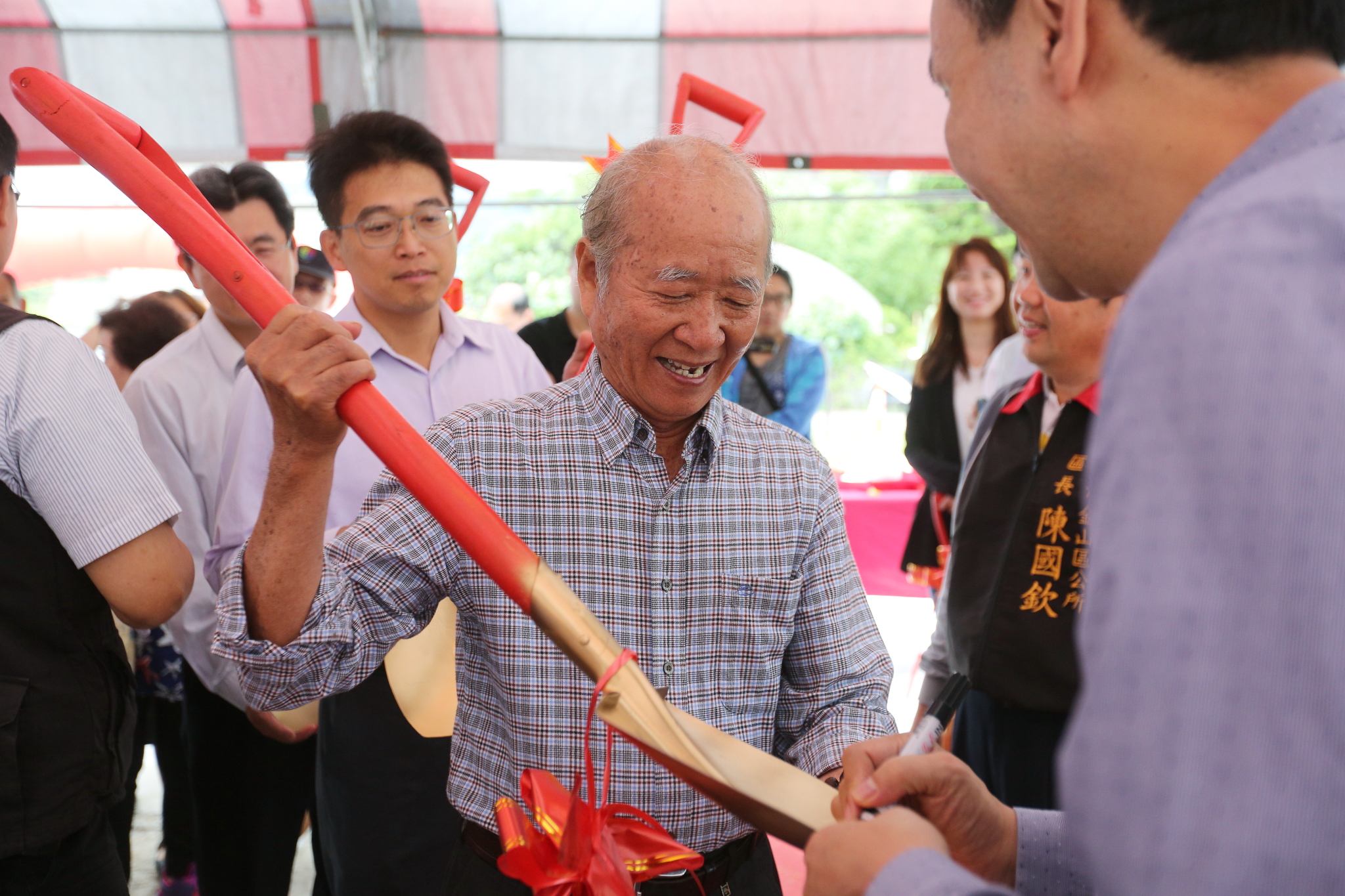 金山區豐漁市民活動中心開工，民眾索取市長簽名金鏟子。