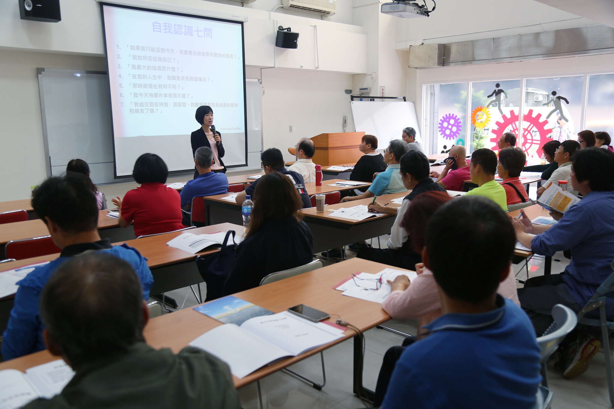 新北市中高齡者職場續航中心，提供就業媒合、職涯諮詢..等服務，提高中高齡勞動力再創價值