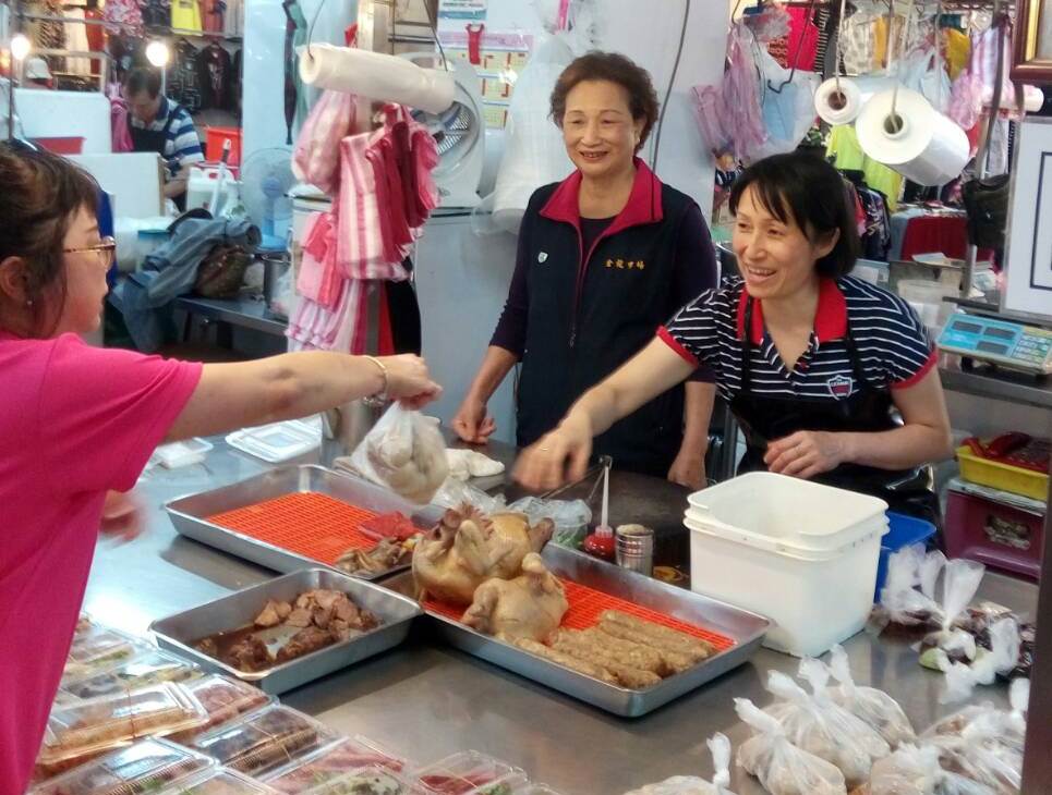 汐止金龍市場林陳官蘭會長，用市場小小的攤位撐起一個家