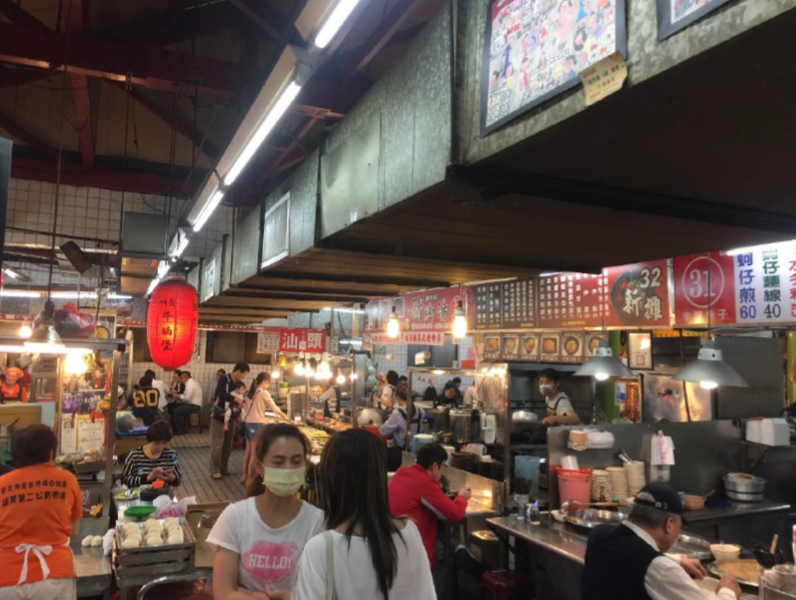 瑞芳美食廣場整修前，視覺較為擁擠