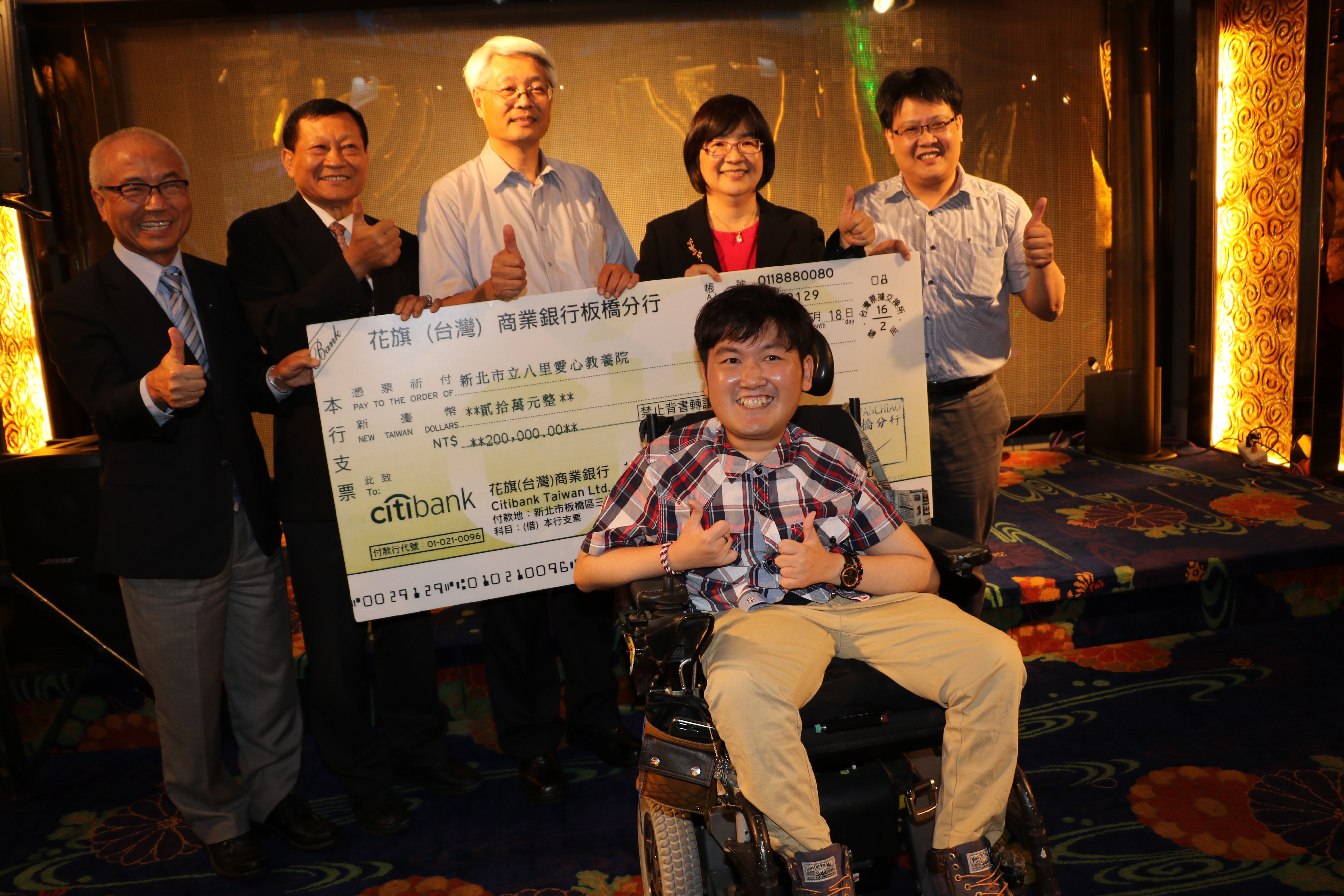 新北市不動產代銷公會理事長林談〈左1〉及公會幹部捐贈20萬元給張孜維〈前〉  右為張錦麗及謝鑫敏院長