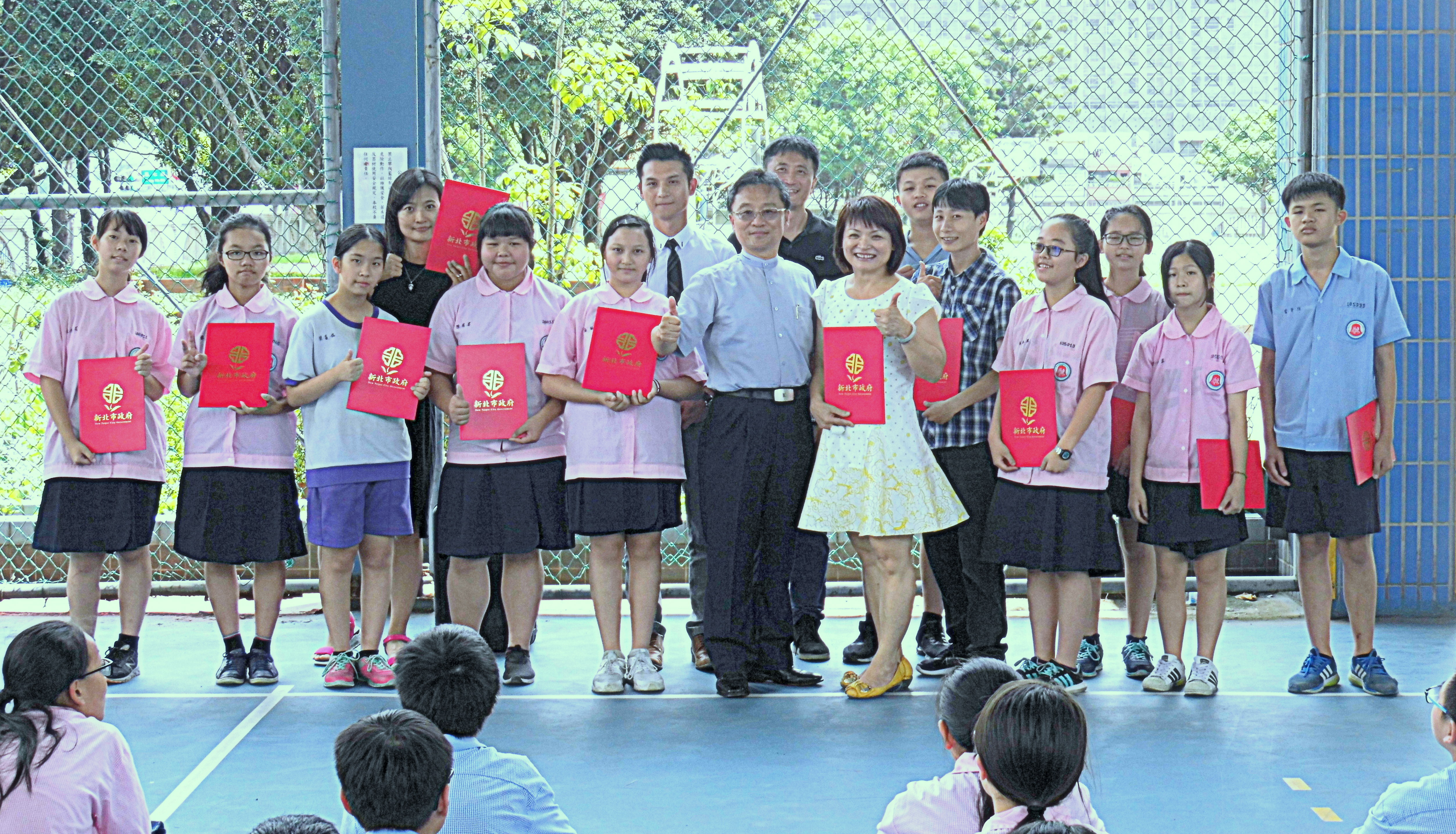 工務局副局長郭俊傑代表新北市府頒發感謝狀給鳳鳴國中師生及工地開發商