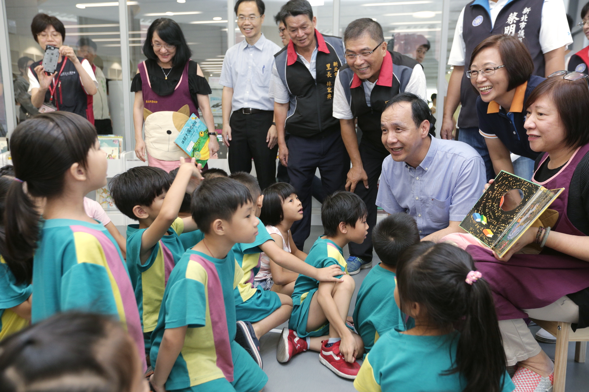 蘆洲仁愛停車場多功能大樓新建工程啟用，朱市長實地參觀2樓圖書館及幼童學習空間