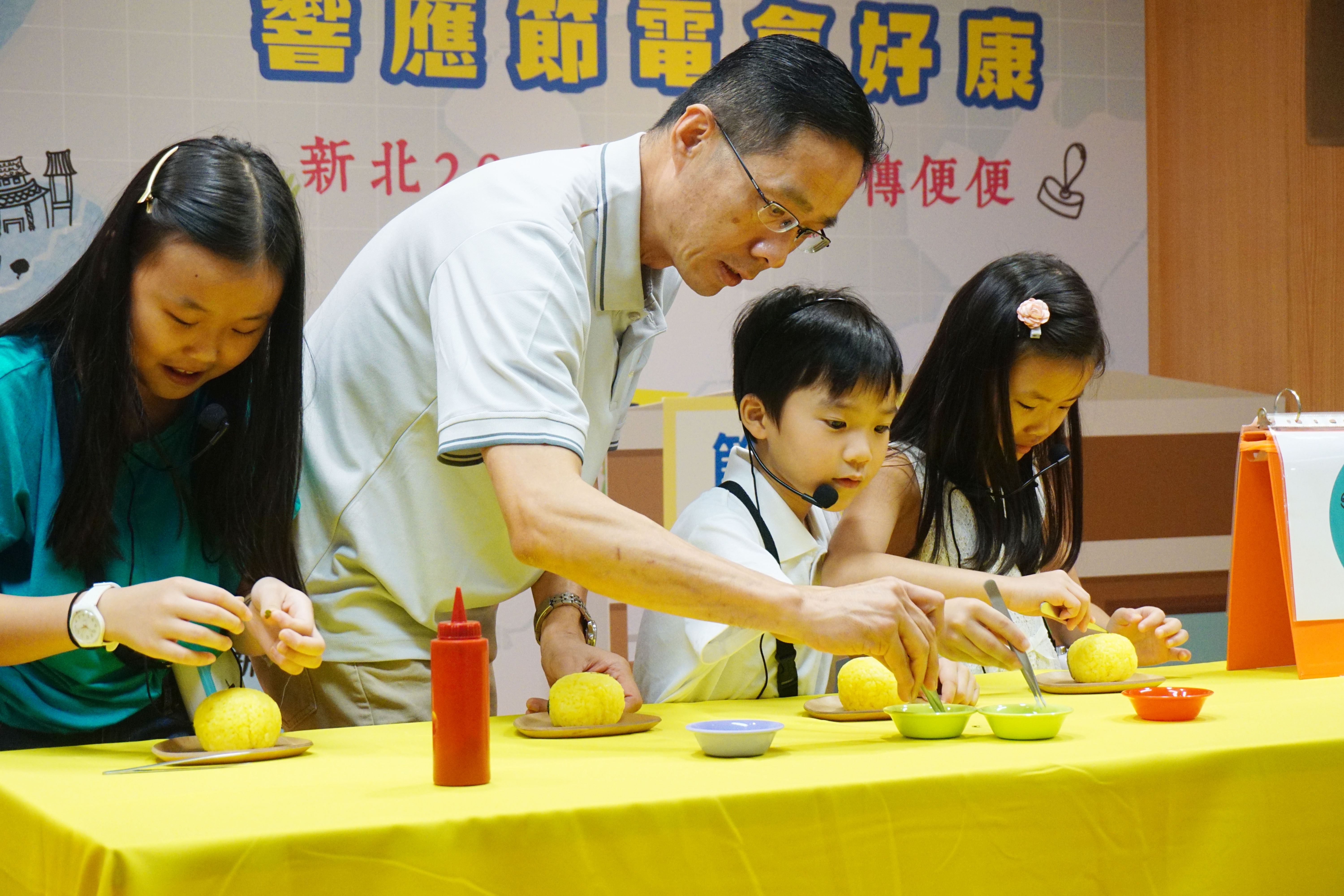 經發局張峯源局長與小朋友一起製作燈燈造型飯糰