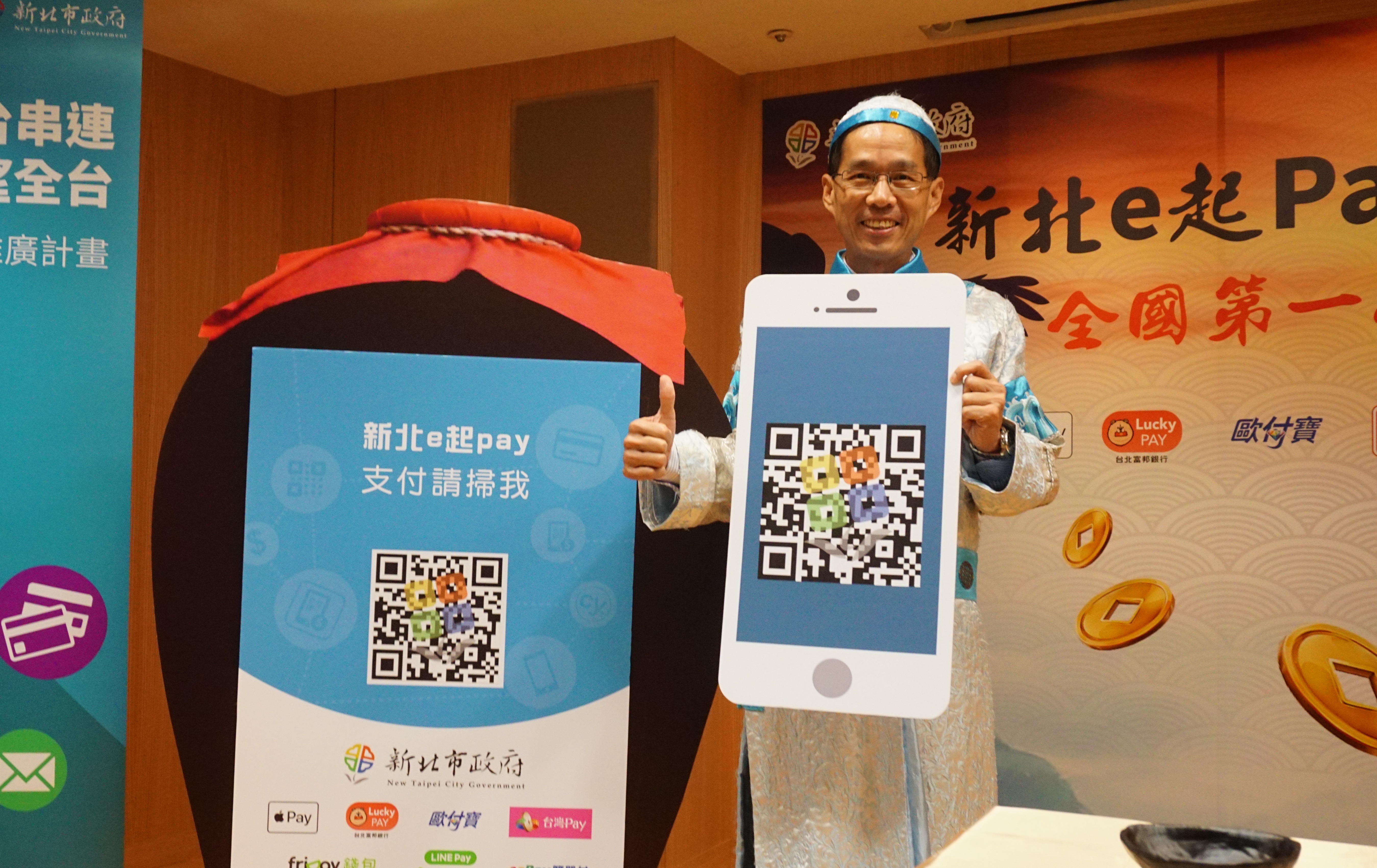 經濟發展局張峯源局長現場體驗智慧行動支付啤酒機