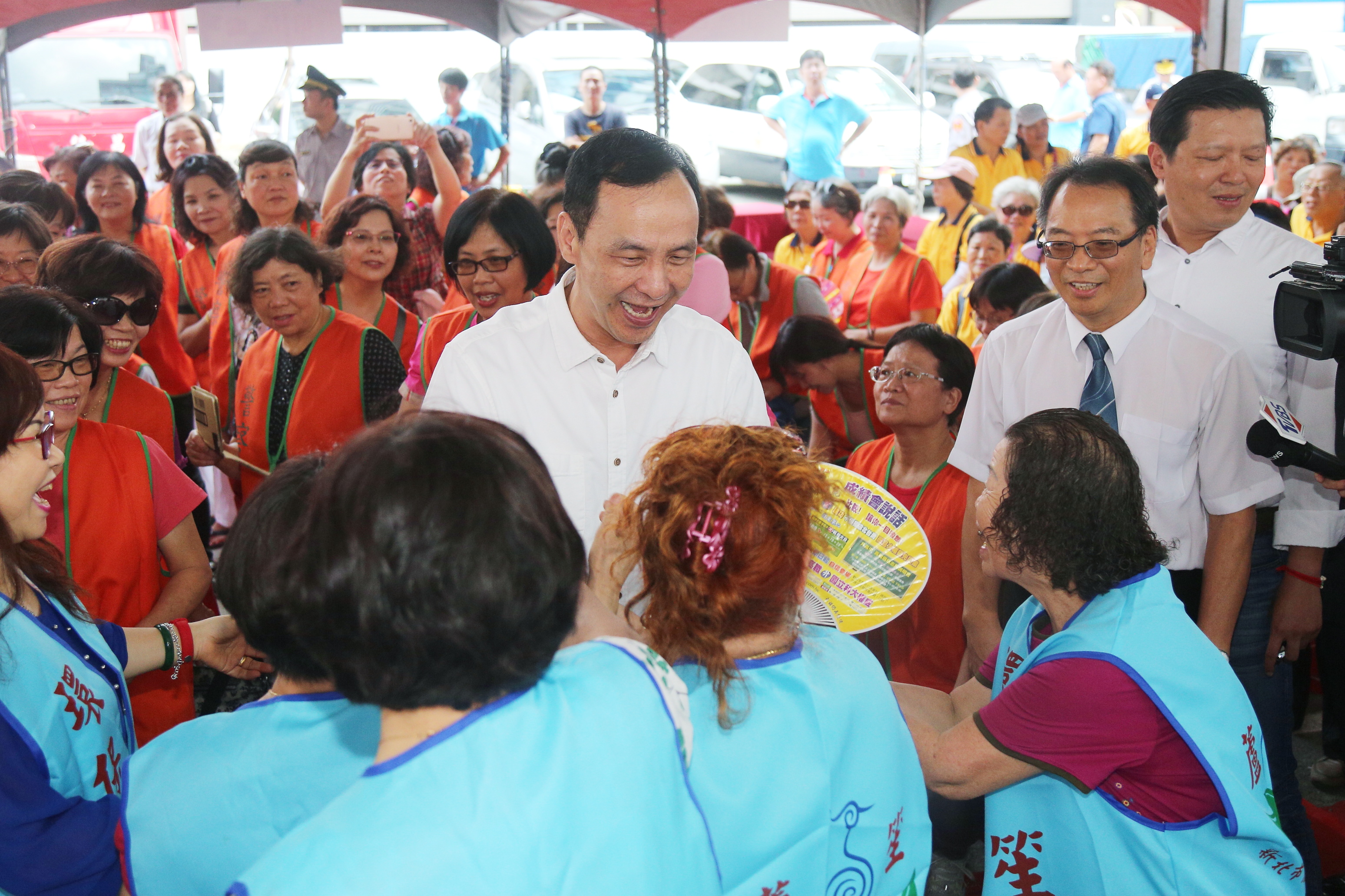朱市長出席新北市政府警察局蘆洲分局辦公廳舍暨三民派出所開工典禮，與在地鄉親握手致意