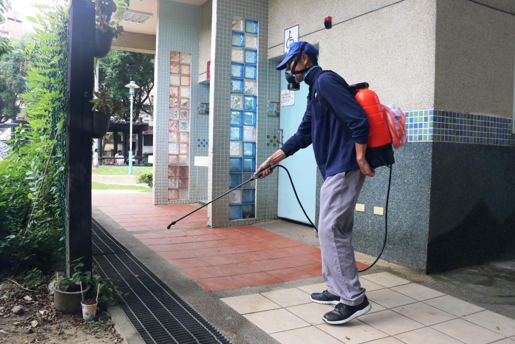 公園公共廁所排水溝加強消毒作業