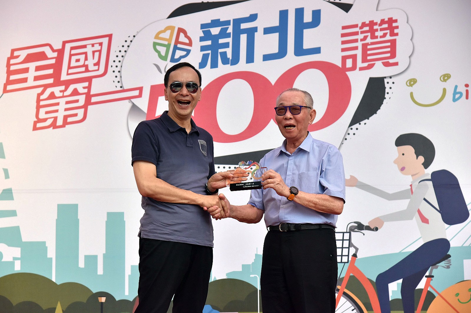 微笑單車劉金標董事長致贈朱市長紀念品