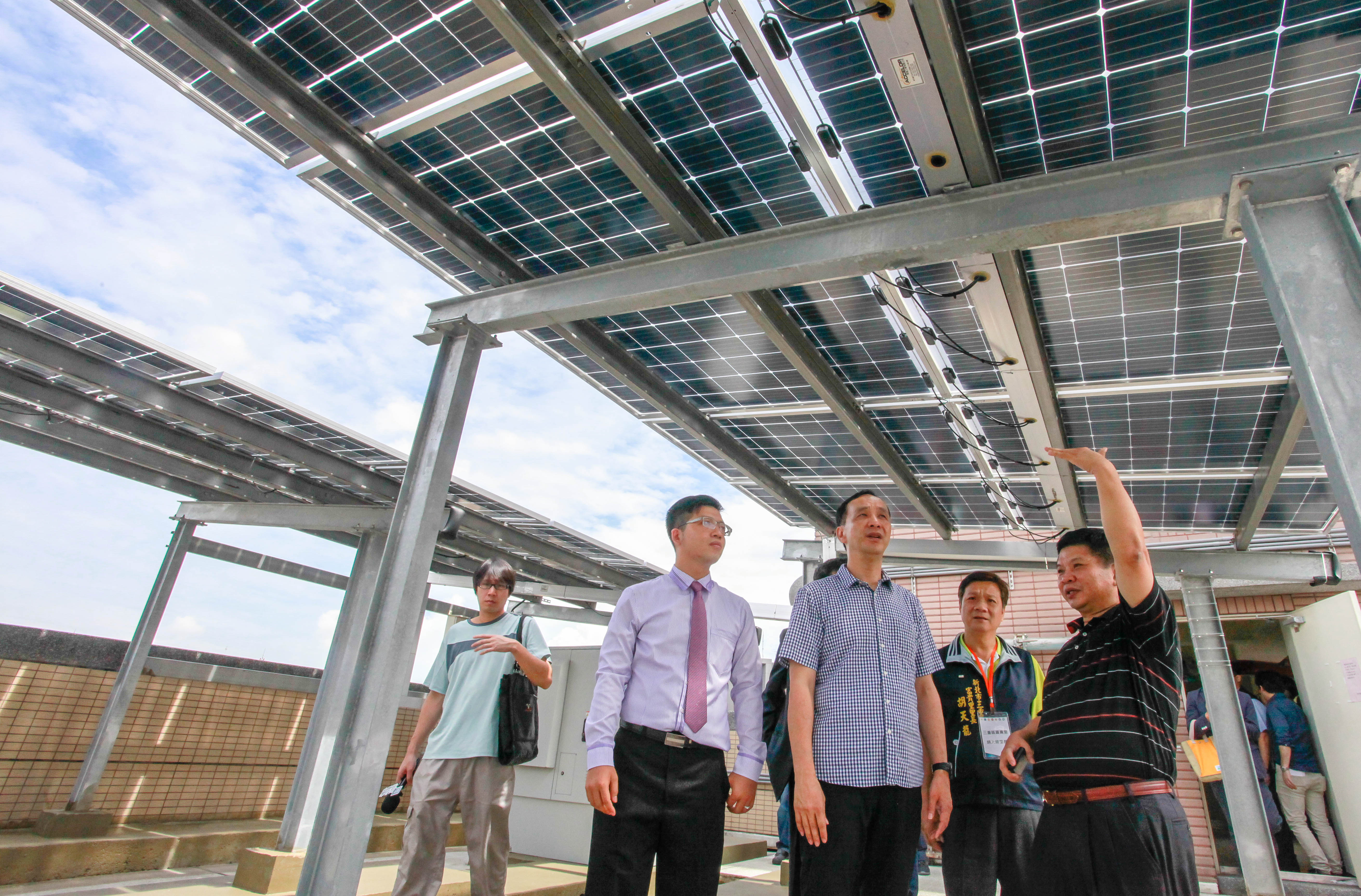 新北市長朱立倫(中)現場參觀峰景翠峰社區太陽光電發電系統