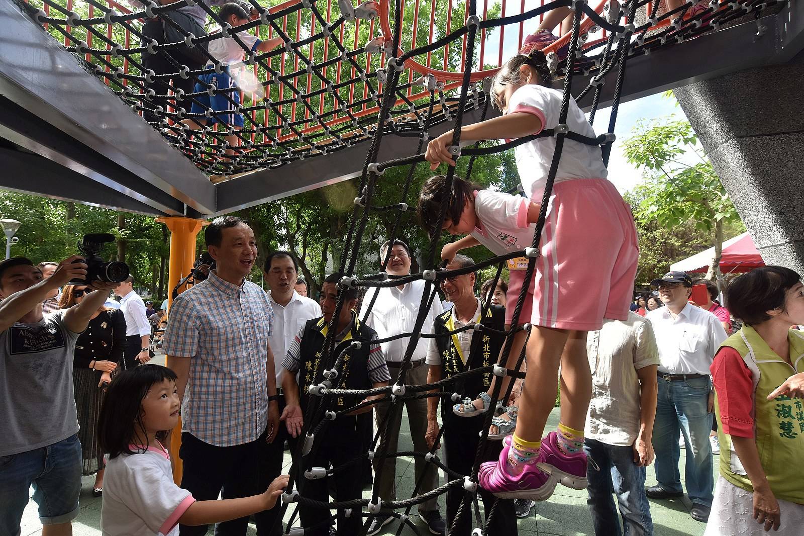 佔地1.9公頃的四維公園，朱立倫市長欣見能運用公園一隅改造為攀爬遊戲場。
