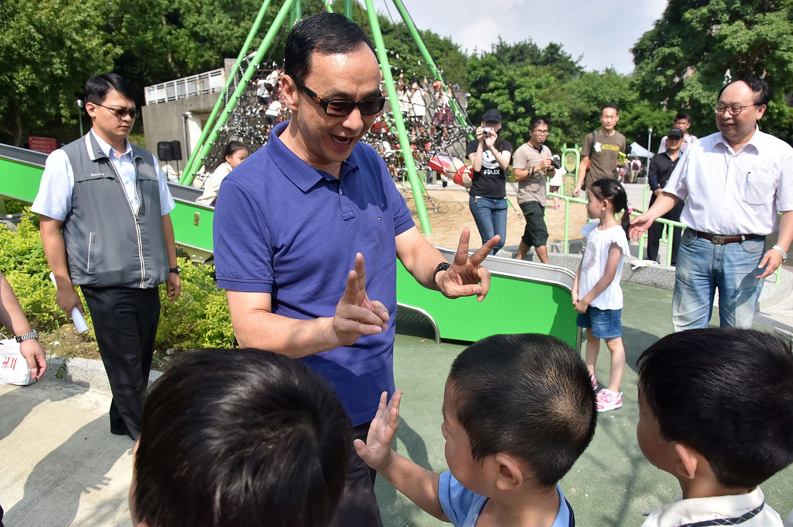 錦和運動公園遊戲場位於中和國民運動中心東側，是目前新北市最大型的多元組合遊戲場。