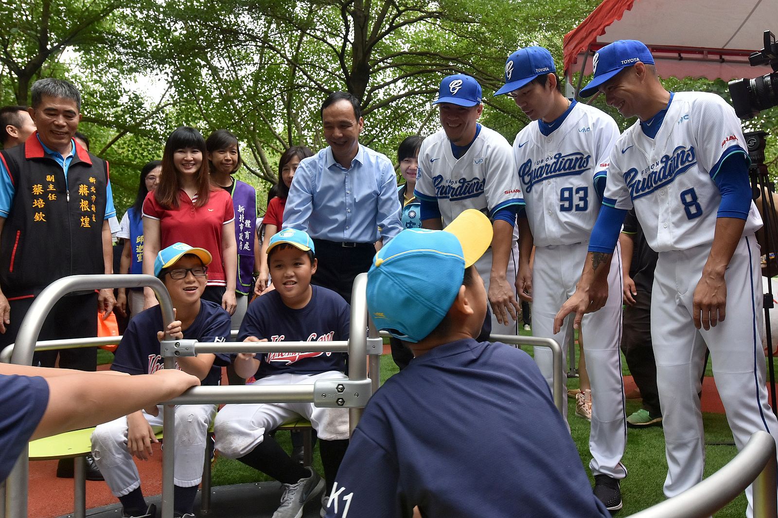新北市今年要設置23座共融特色公園，這座棒壘球共融式公園是第21座。