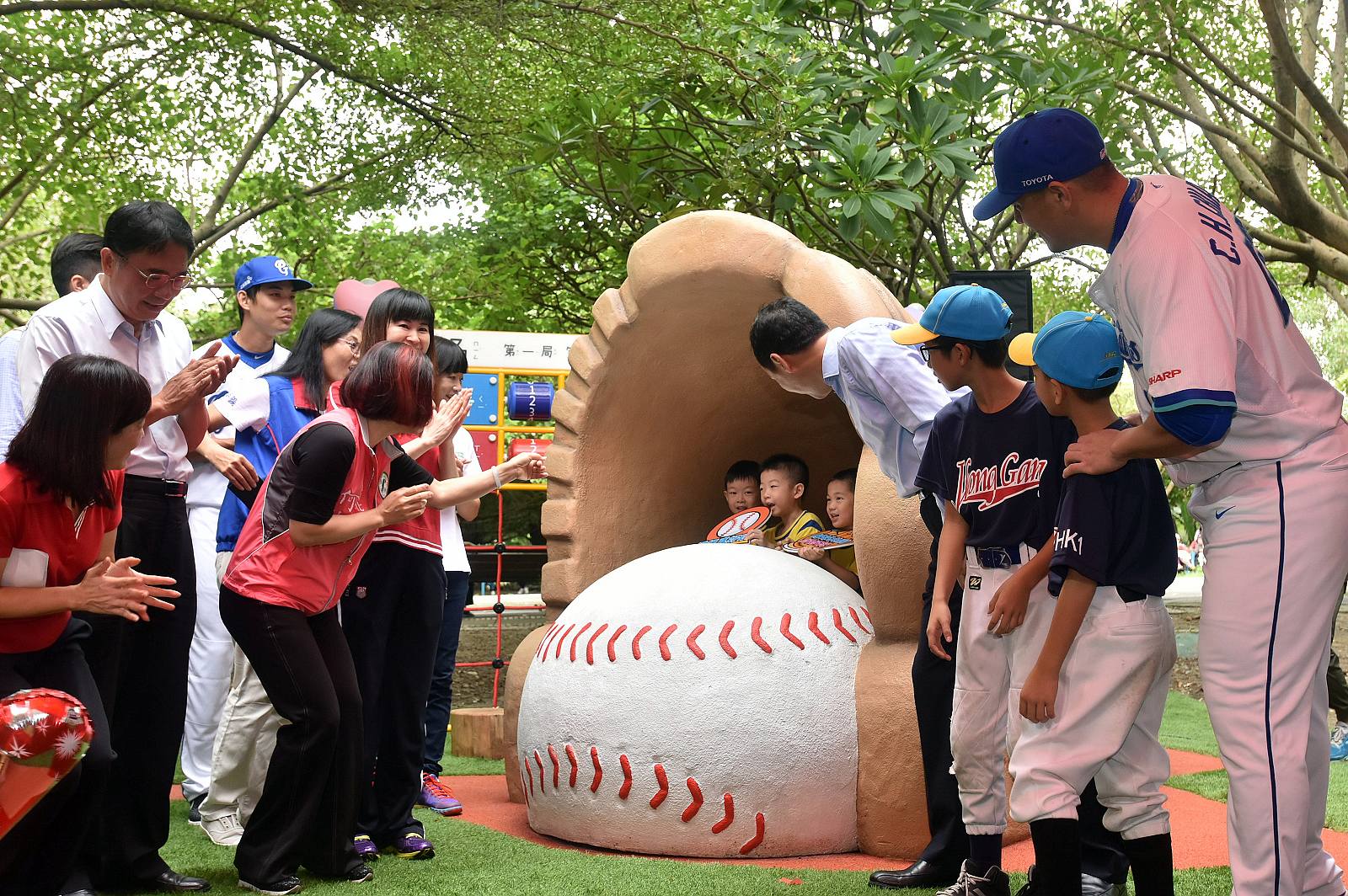 棒球主題共融遊戲場的亮點是「棒球手套小屋」，屋裡有迷你系超萌球員你追我跑，非常吸睛。
