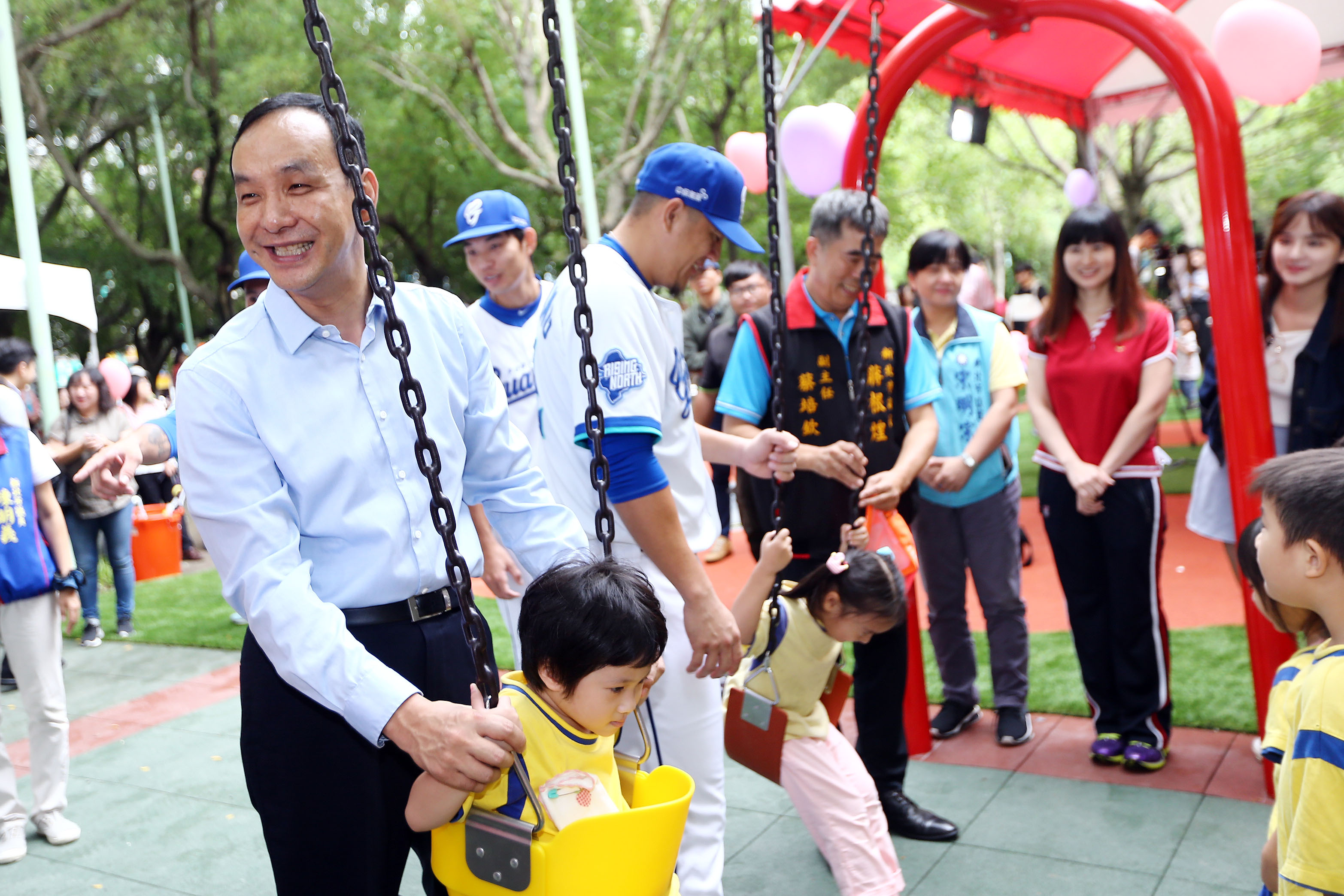 朱市長開心與孩童盪鞦韆